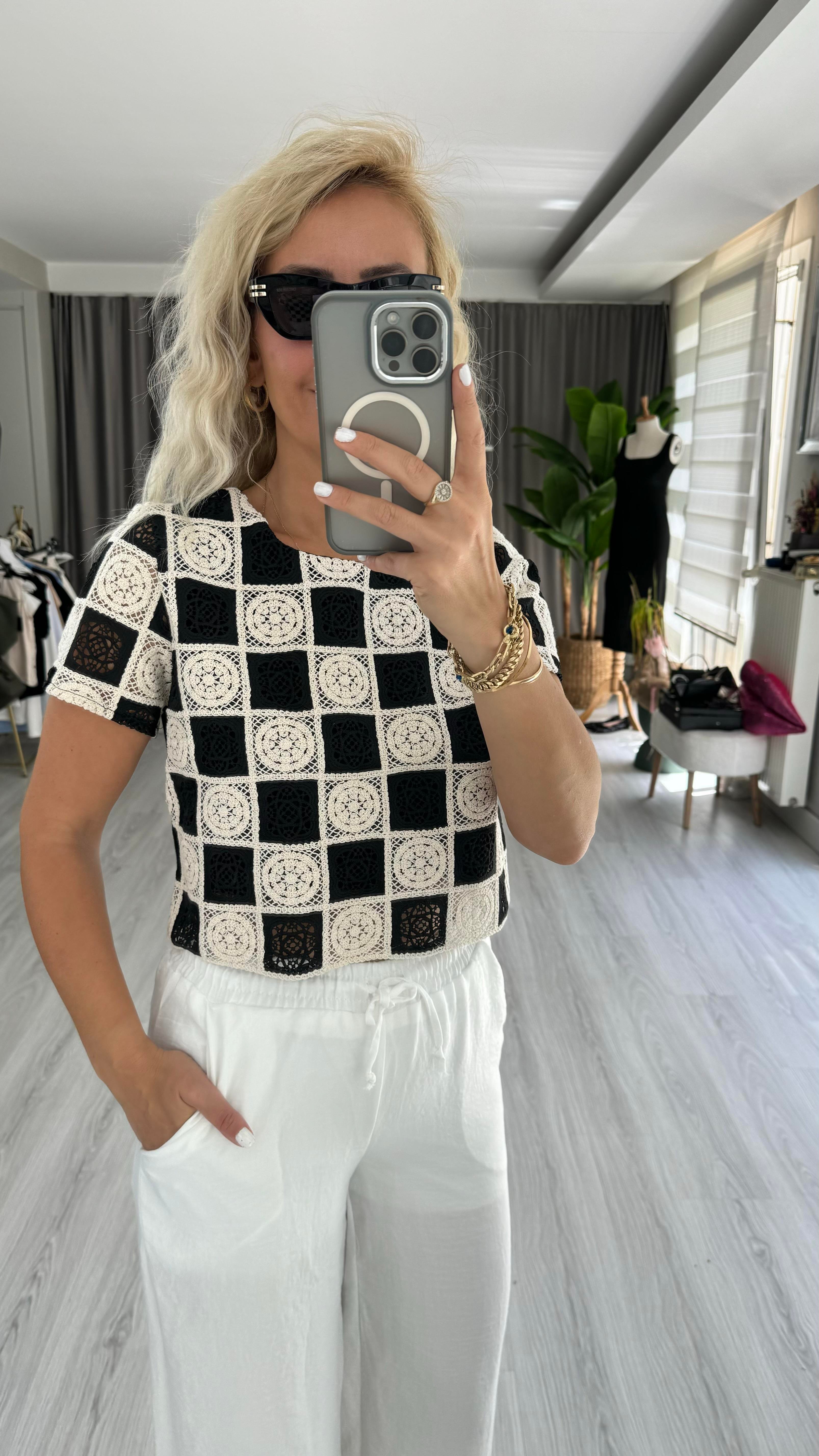 NAKIŞ İŞLEMELİ EKRU SİYAH BLUZ