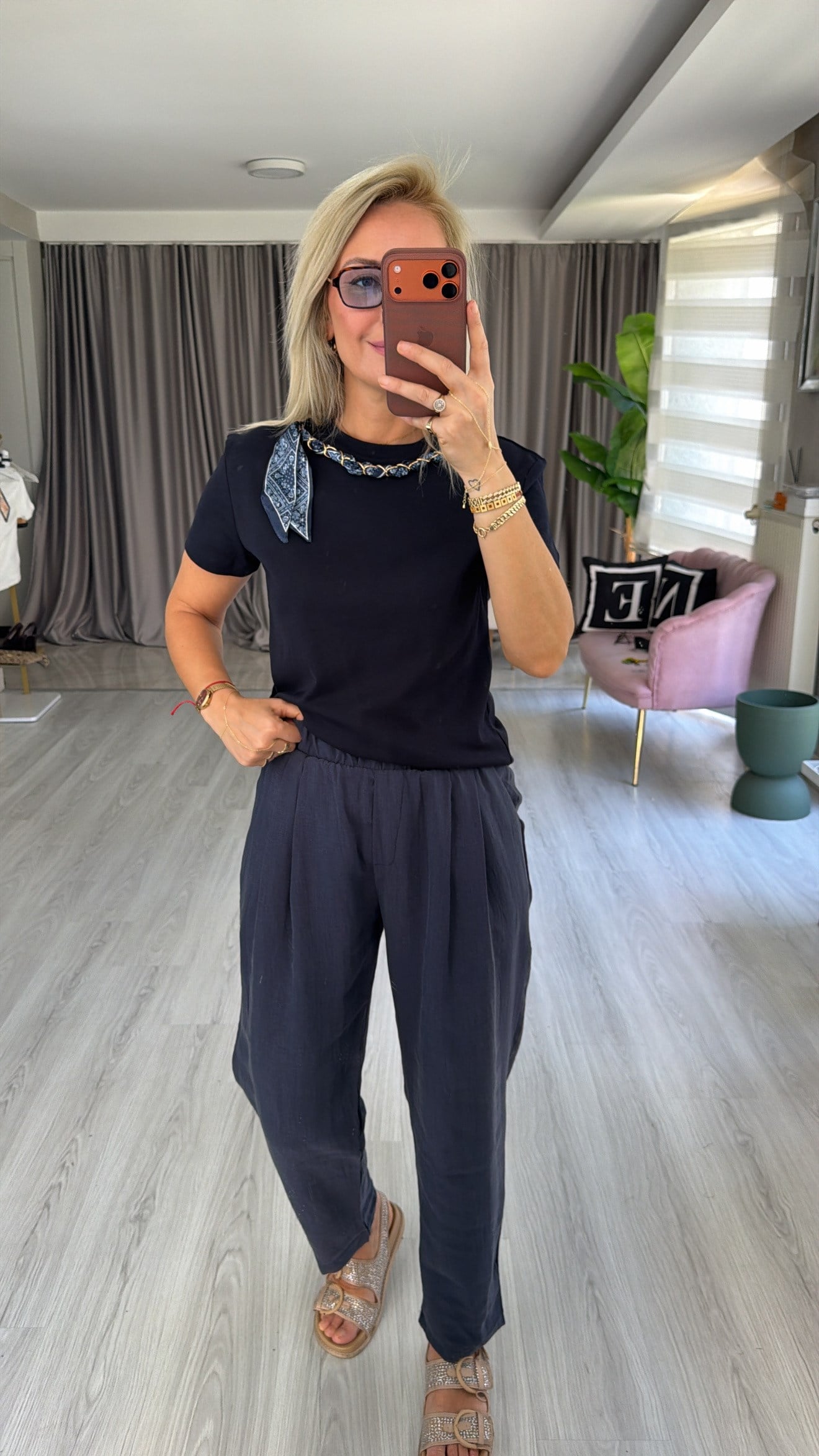 Orijinal Marka Çıkabilen Zincir Fularlı Lacivert T-Shirt