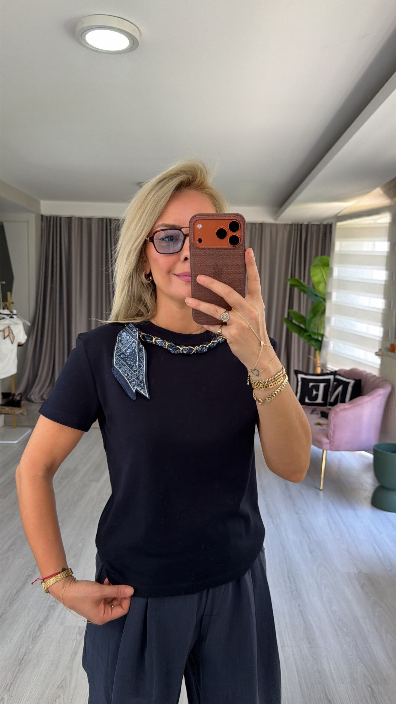 Orijinal Marka Çıkabilen Zincir Fularlı Lacivert T-Shirt