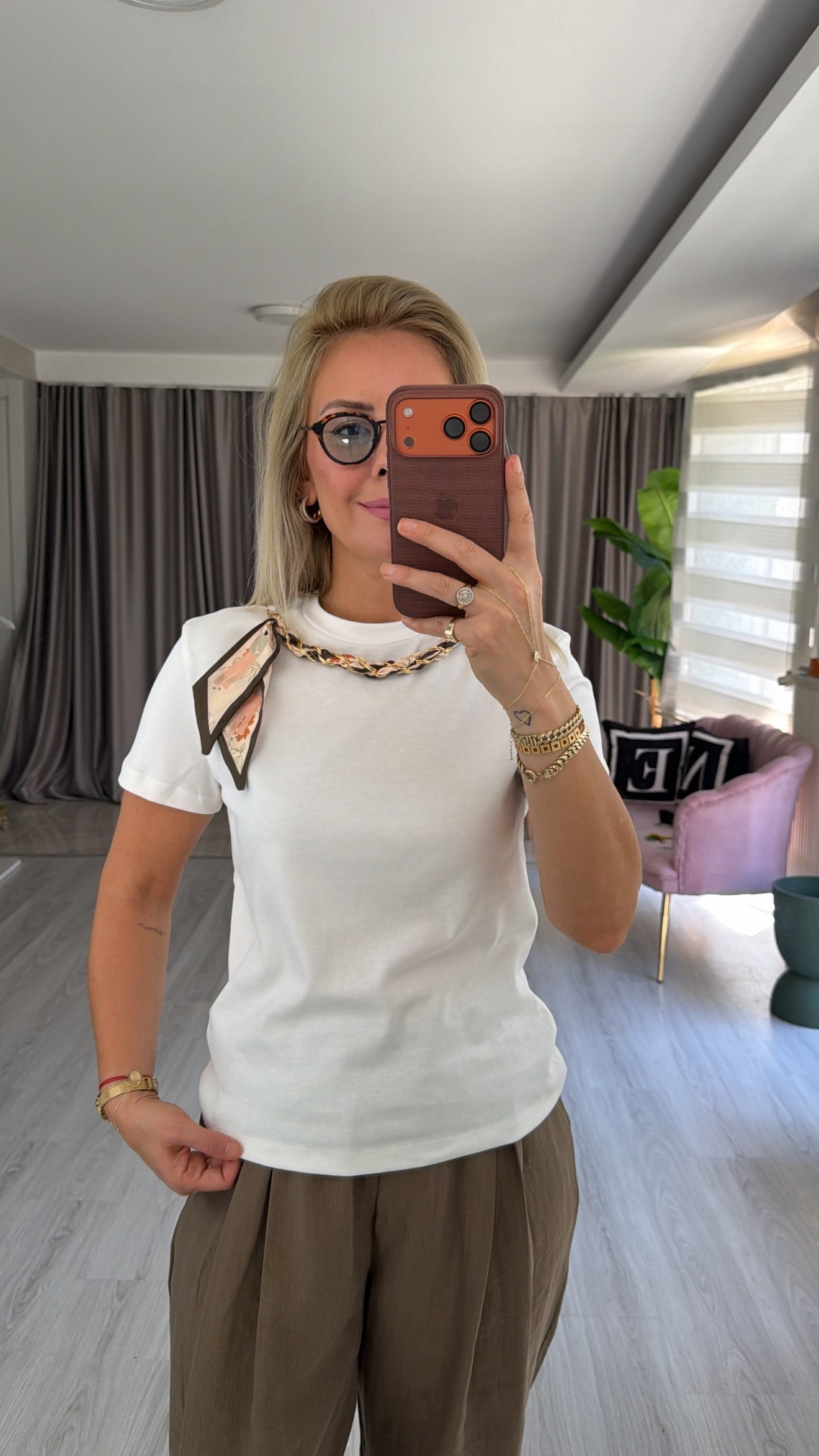 Orijinal Marka Çıkabilen Zincir Fularlı Ekru T-Shirt