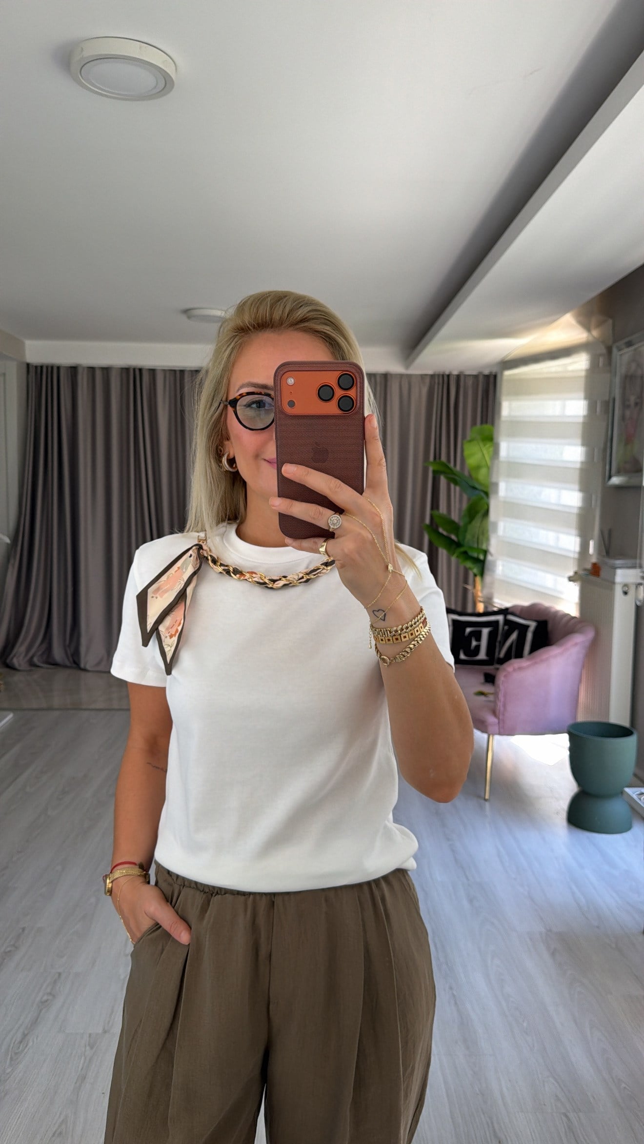 Orijinal Marka Çıkabilen Zincir Fularlı Ekru T-Shirt