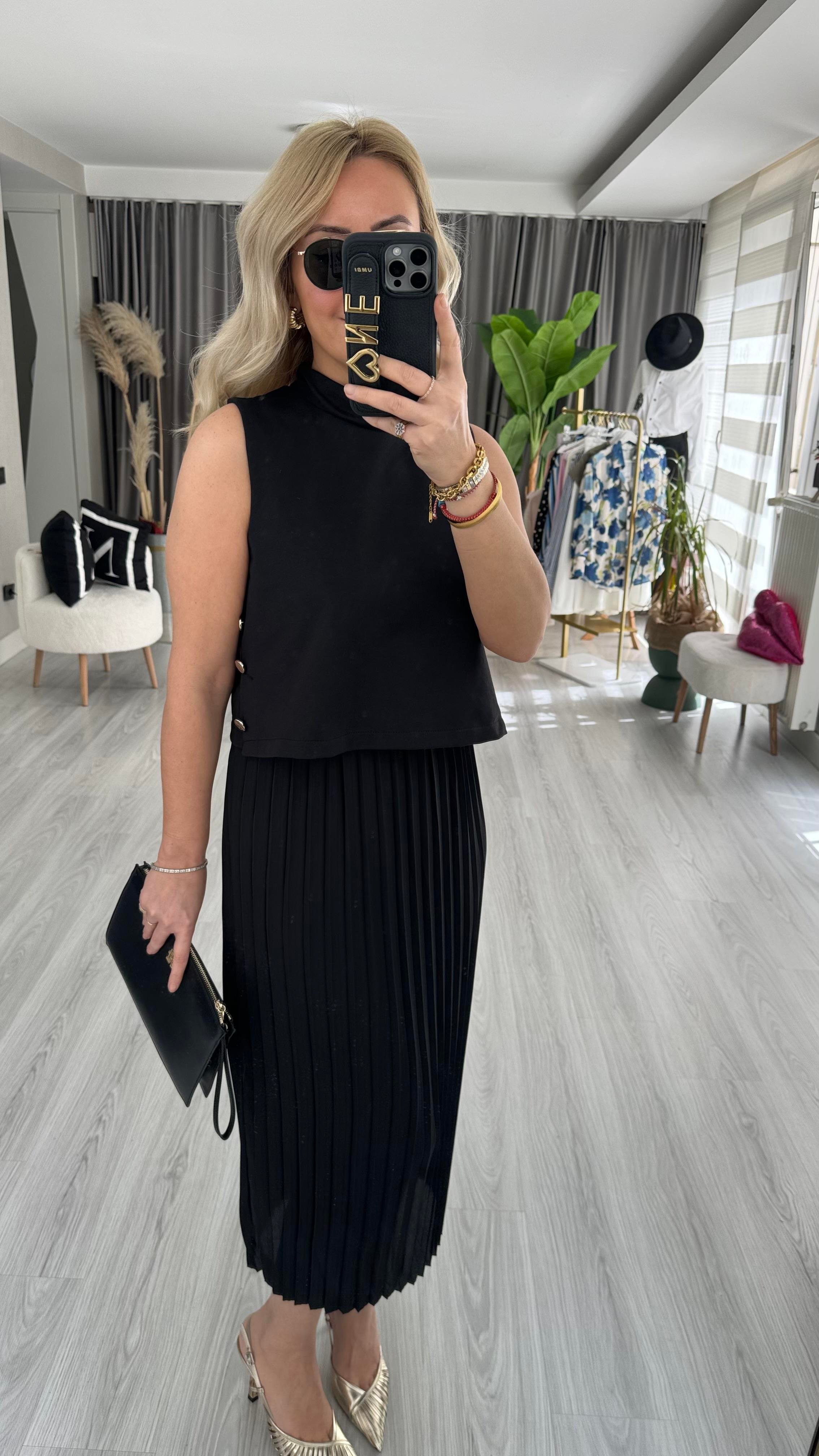 ORJİNAL MODEL, ETEĞİ PİLİSELİ, YANLARI DÜĞMELİ SİYAH ELBİSE