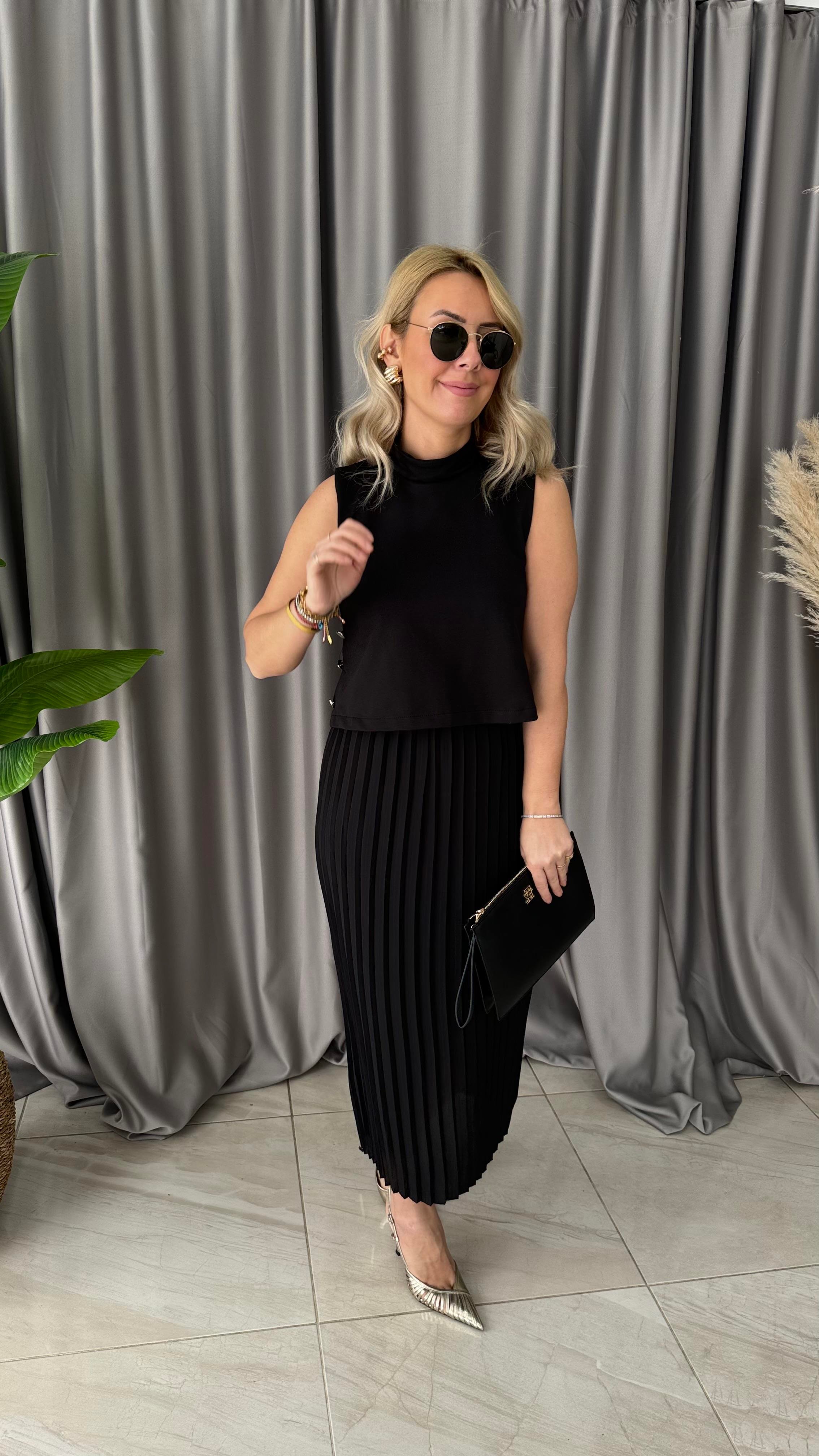 ORJİNAL MODEL, ETEĞİ PİLİSELİ, YANLARI DÜĞMELİ SİYAH ELBİSE