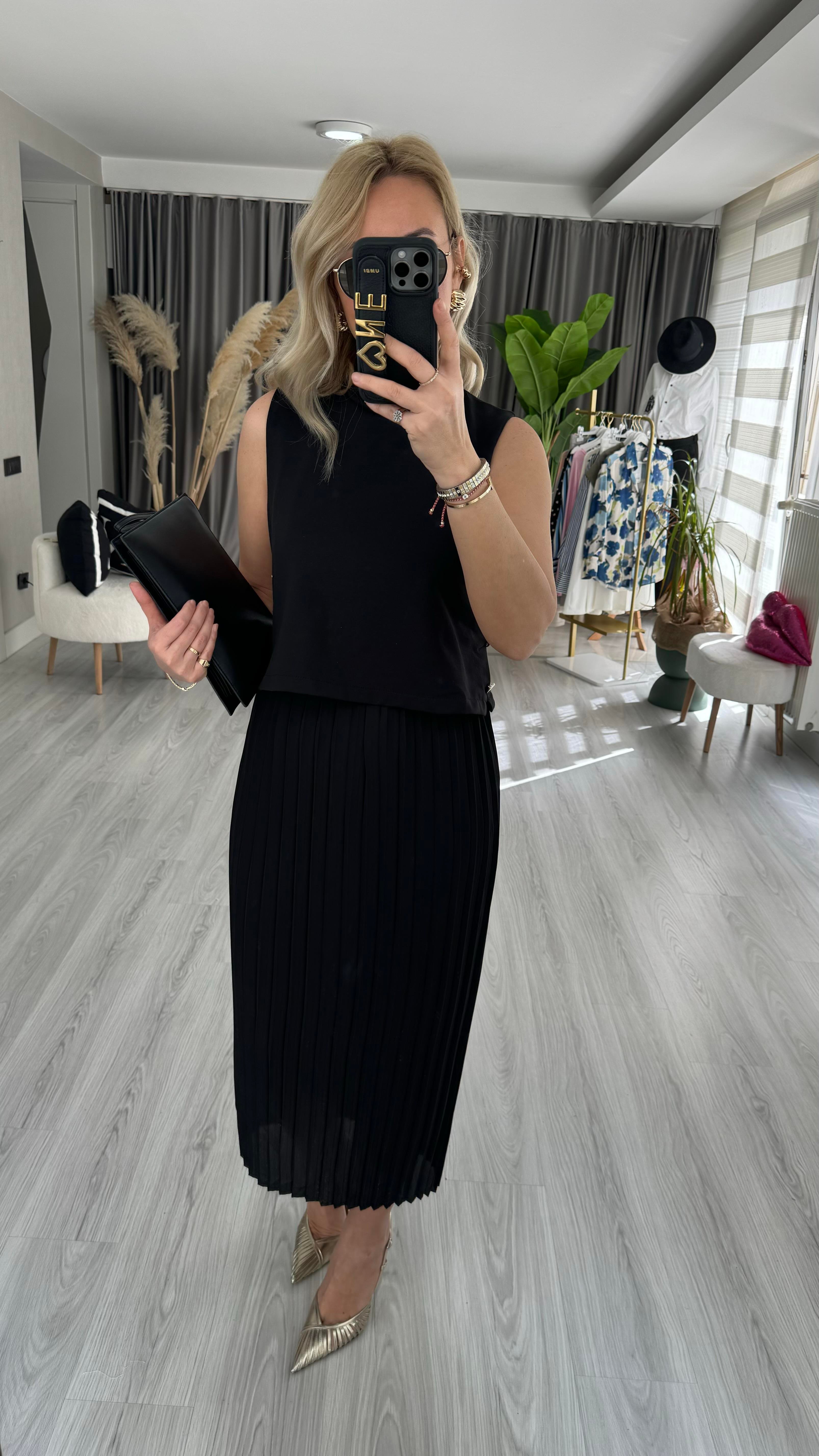 ORJİNAL MODEL, ETEĞİ PİLİSELİ, YANLARI DÜĞMELİ SİYAH ELBİSE
