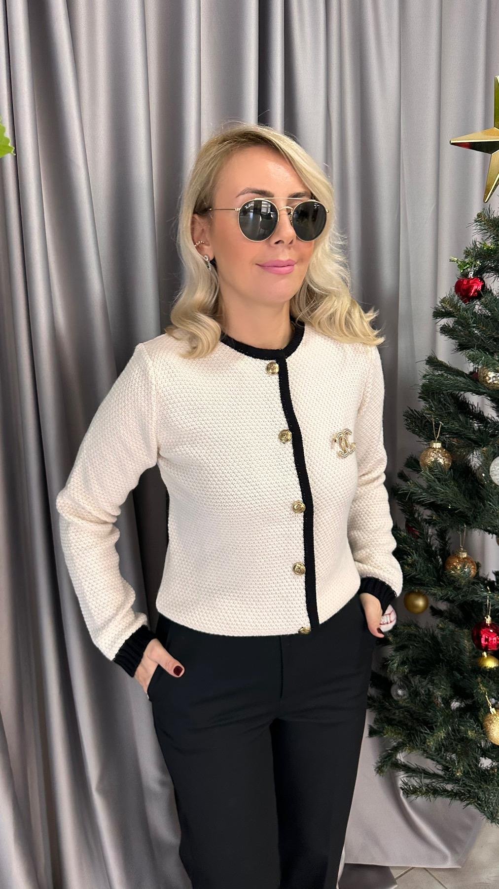 ORJİNAL MODEL, GOLD DÜĞMELİ EKRU TRİKO CEKET