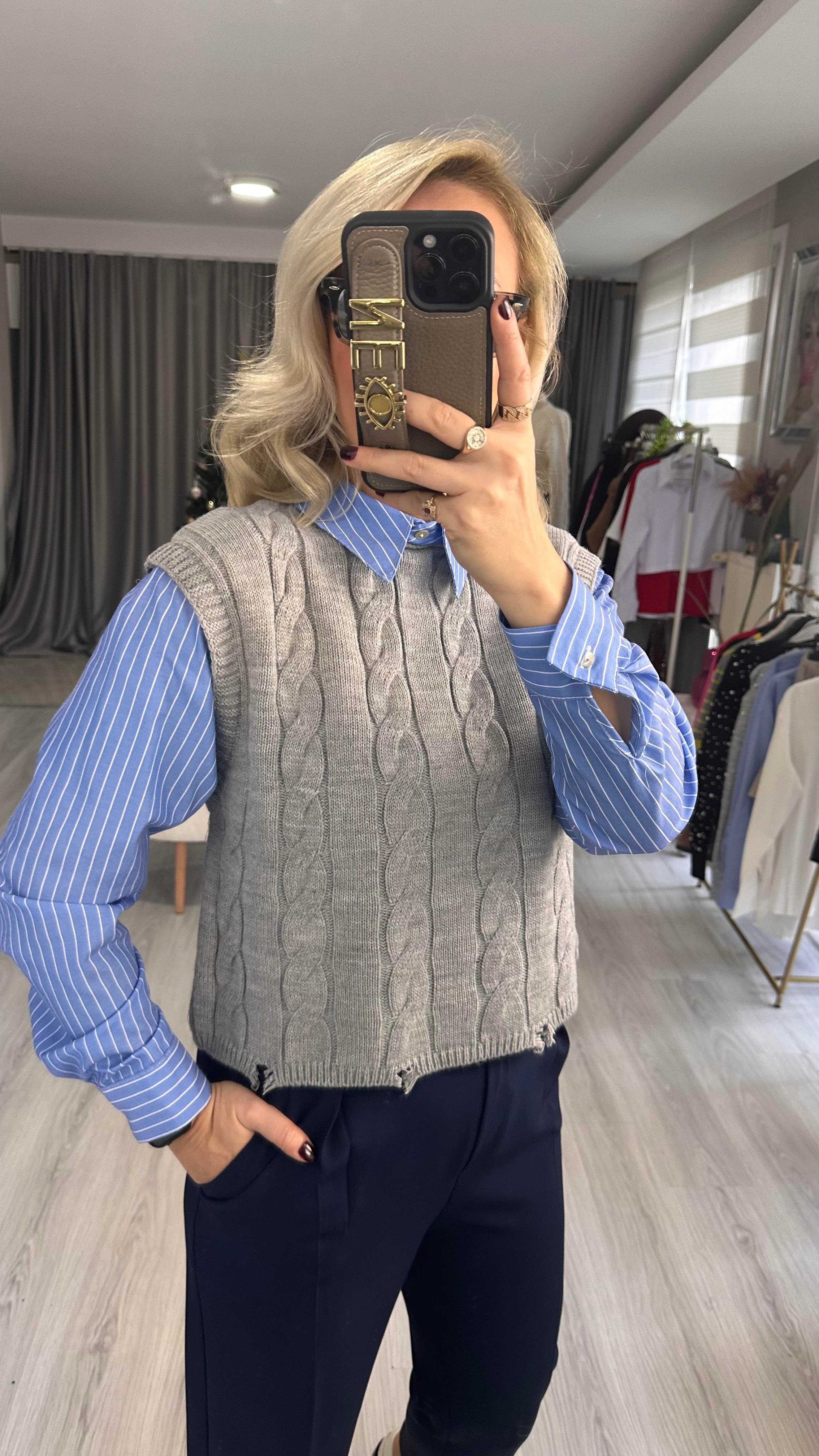 ORJİNAL MODEL MAVİ POPLİN GÖMLEK DETAYLI GRİ TRİKO