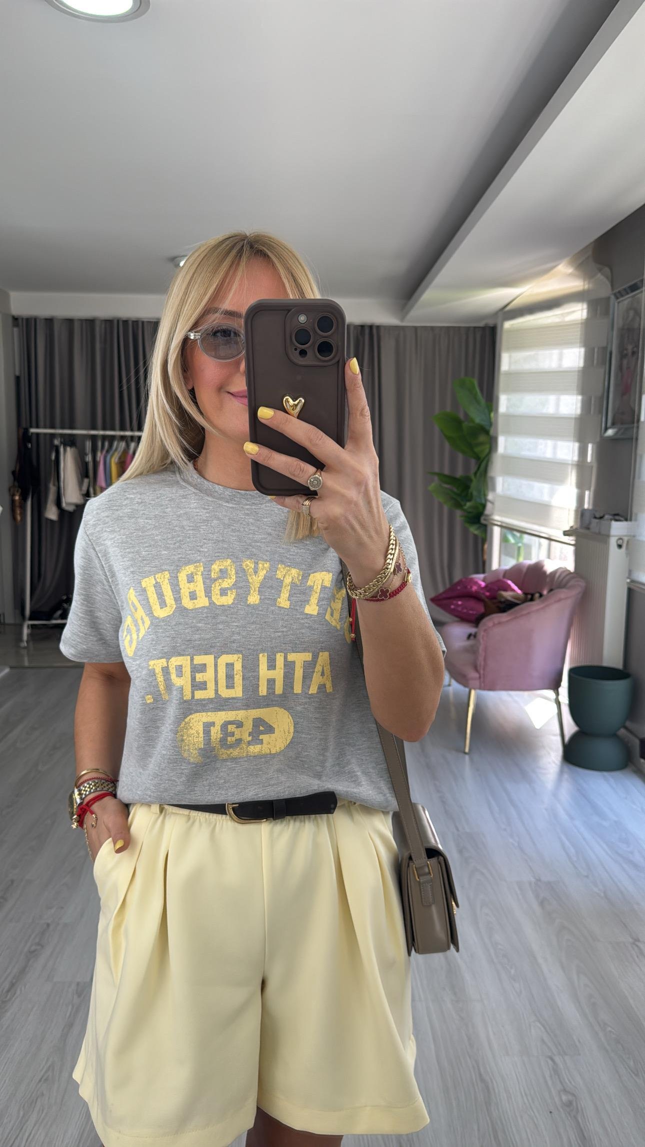 Sarı Baskılı Gri Tişört