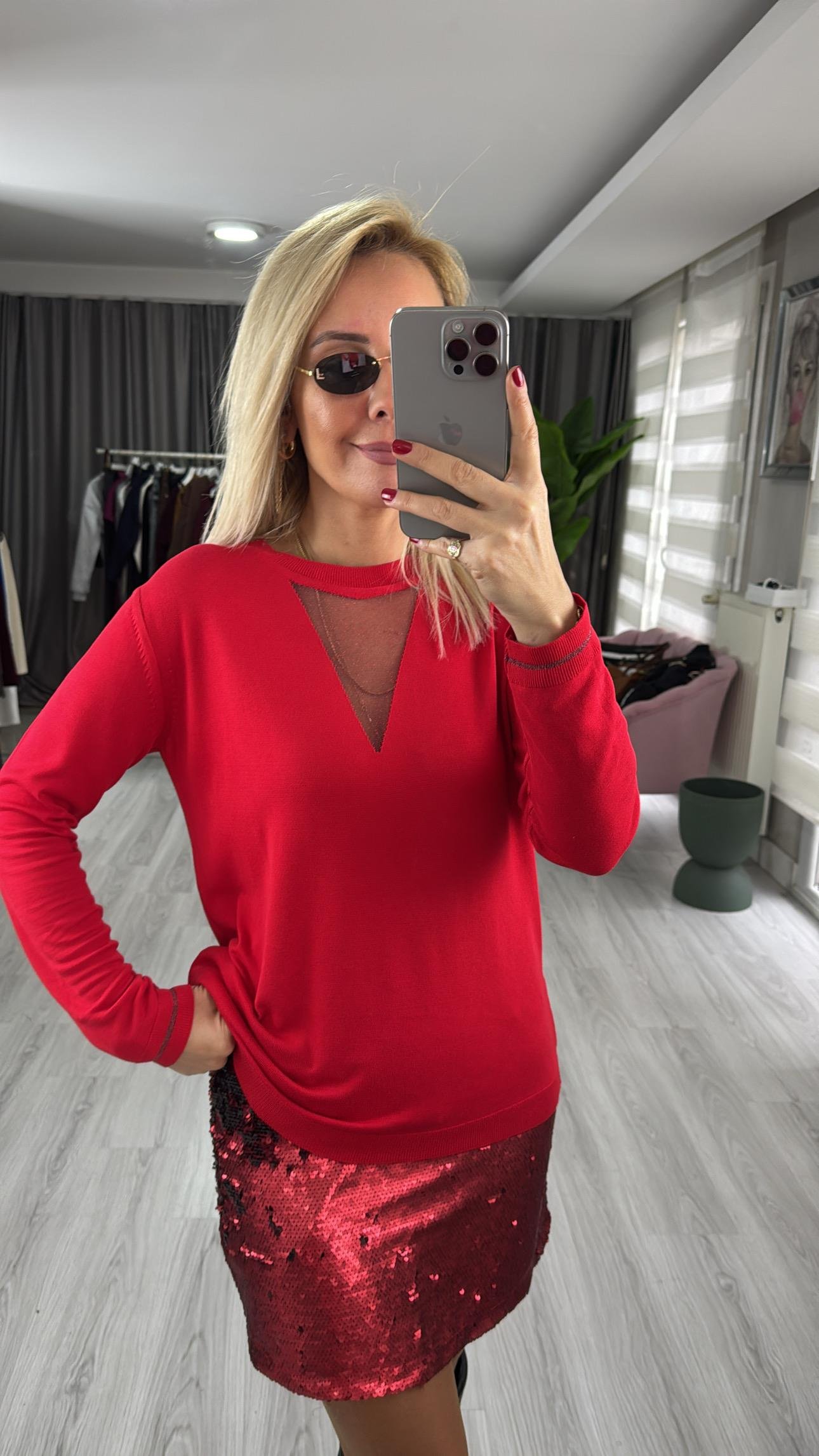 Simli Üçgen Yaka Kırmızı Triko