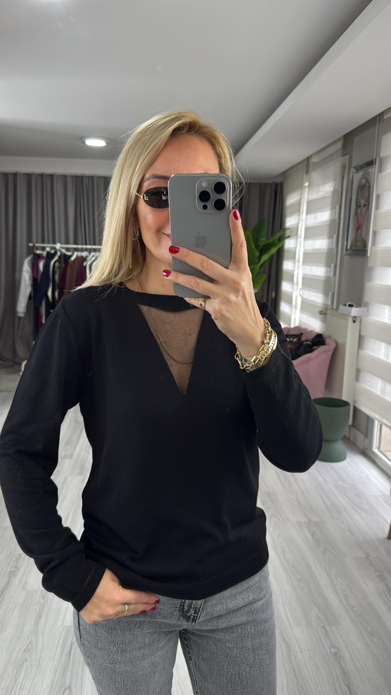 Simli Üçgen Yaka Siyah Triko