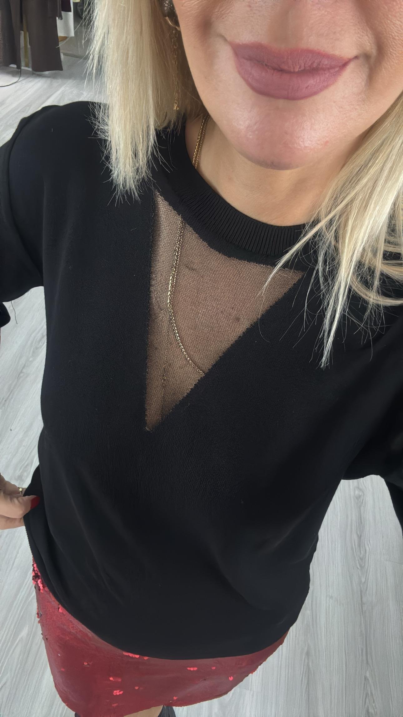 Simli Üçgen Yaka Siyah Triko