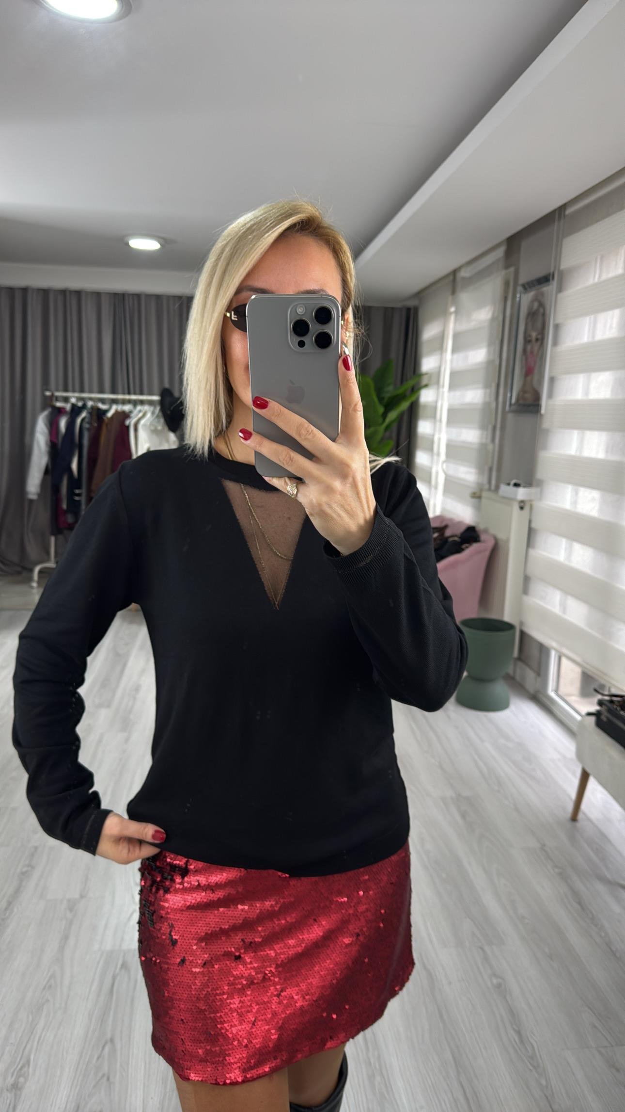 Simli Üçgen Yaka Siyah Triko