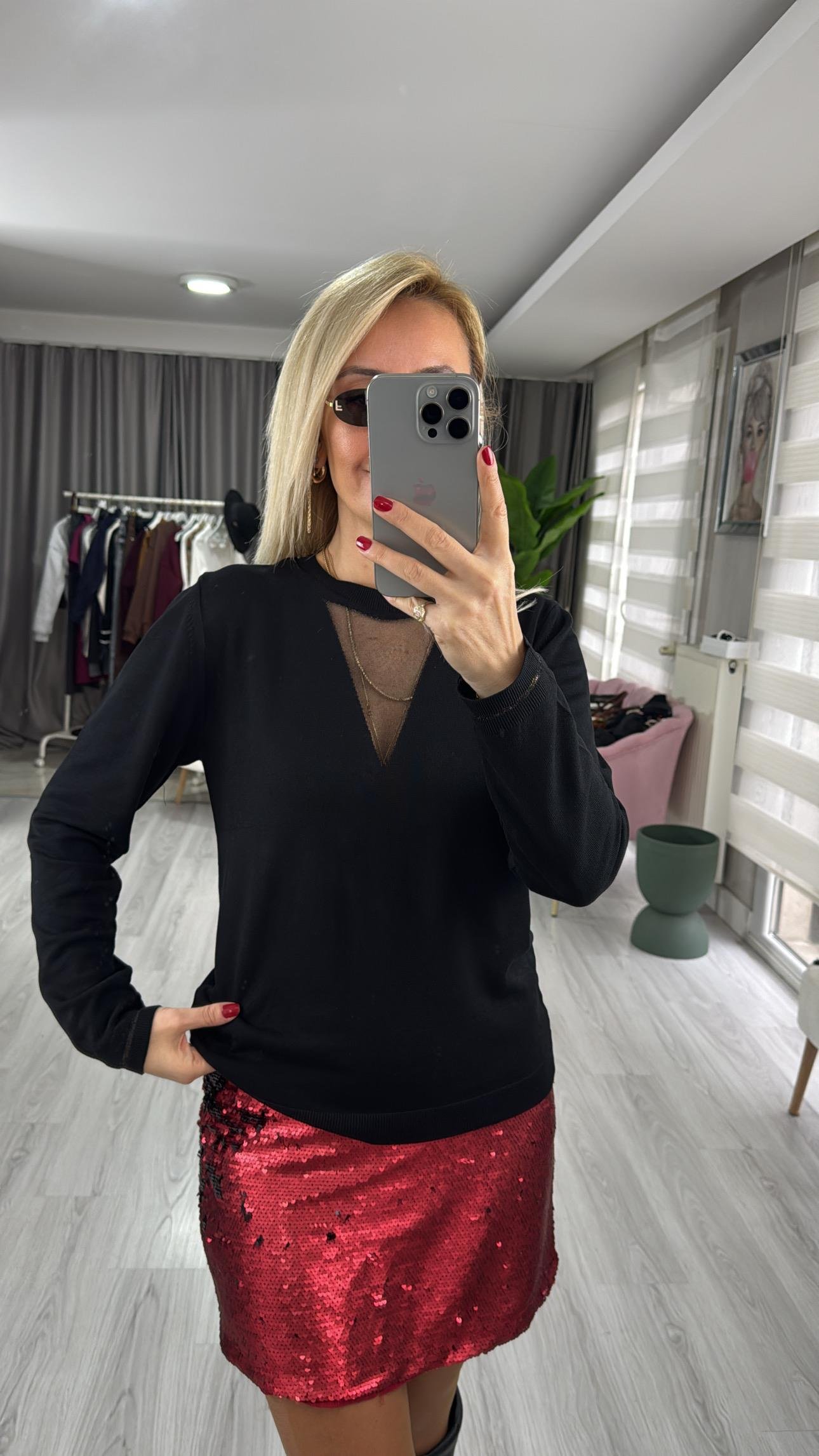 Simli Üçgen Yaka Siyah Triko