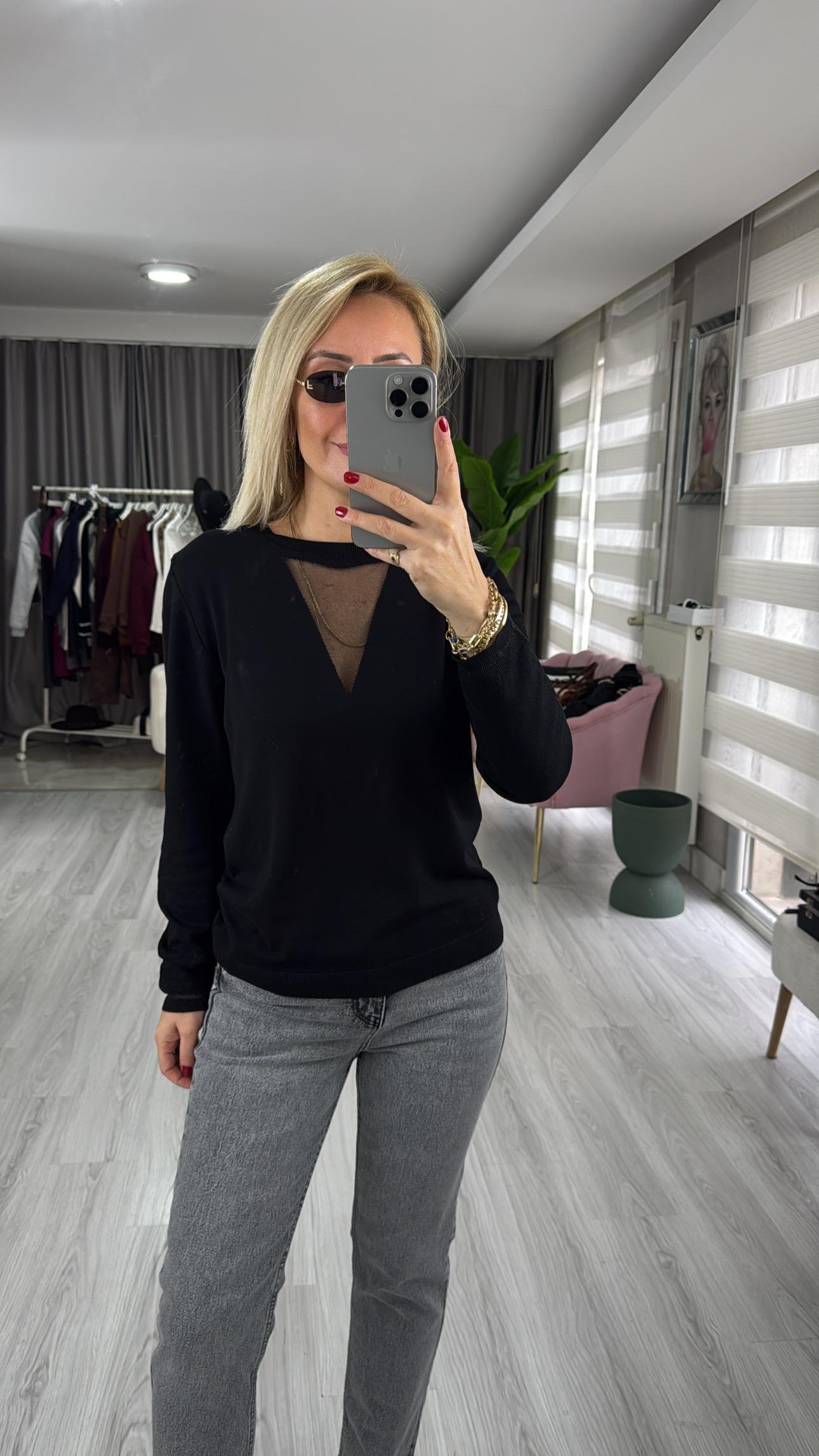 Simli Üçgen Yaka Siyah Triko