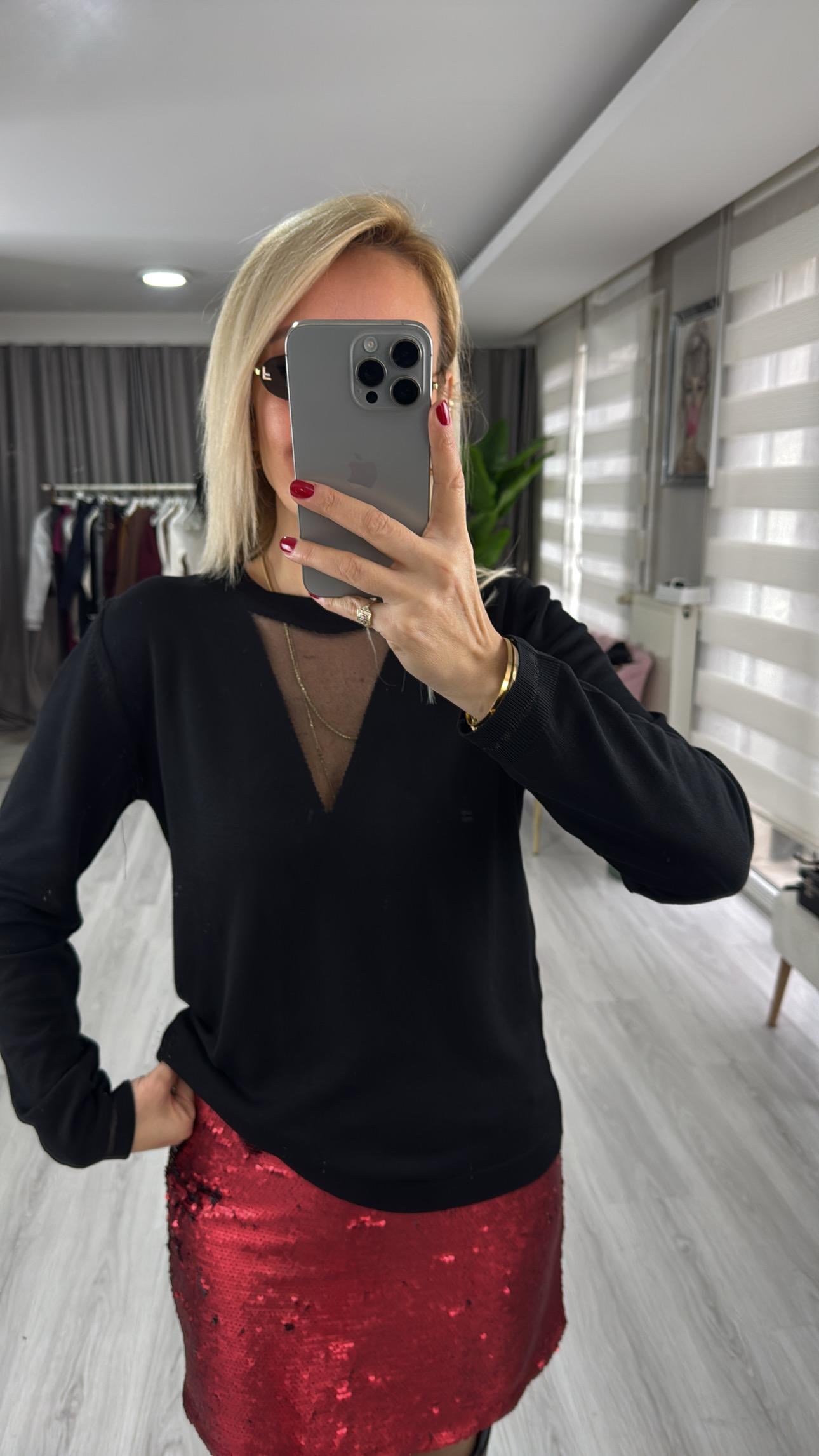 Simli Üçgen Yaka Siyah Triko