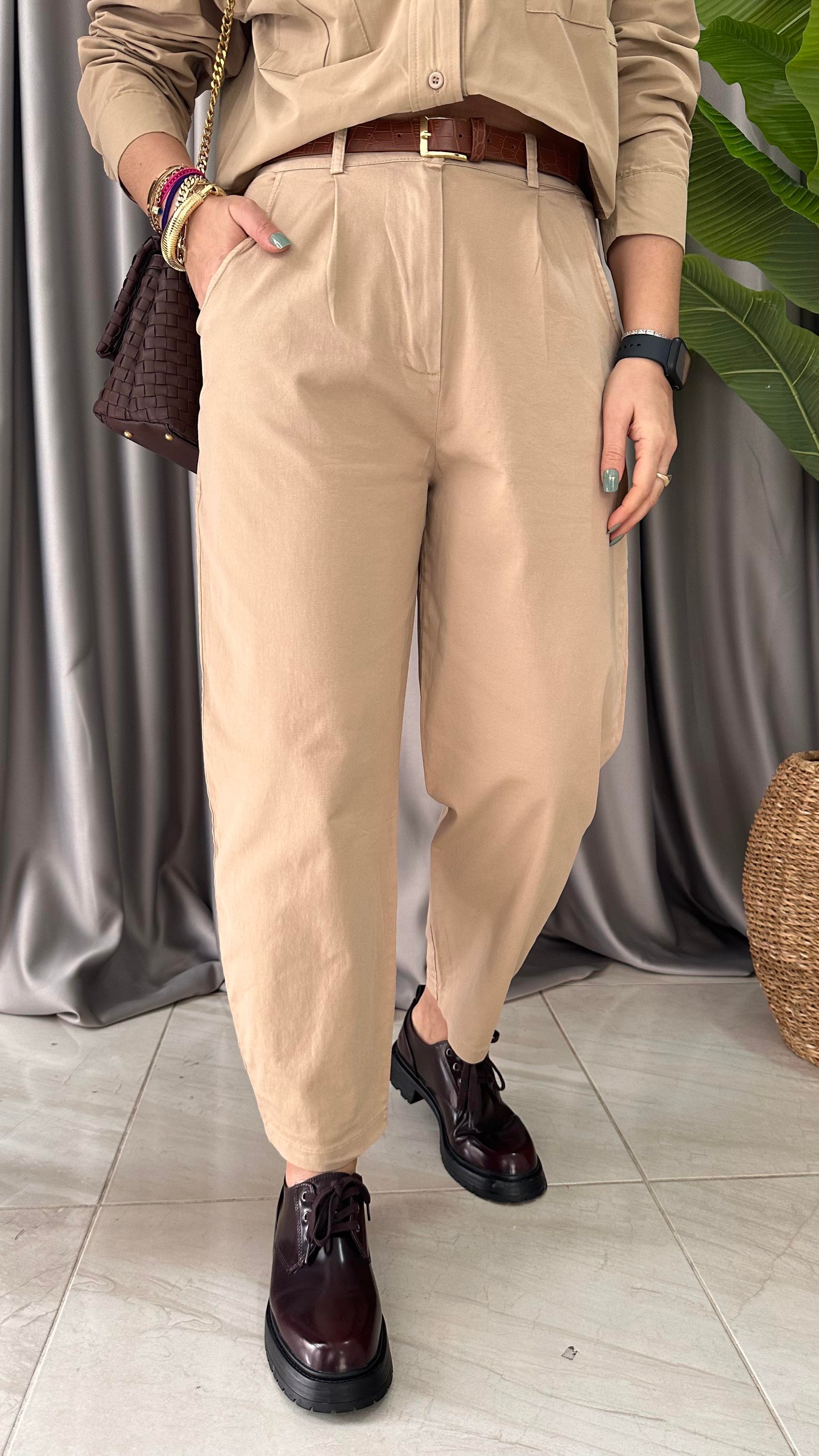 TABA KEMERLİ, LİKRALI GABARDİN KUMAŞ, BEJ PANTOLON