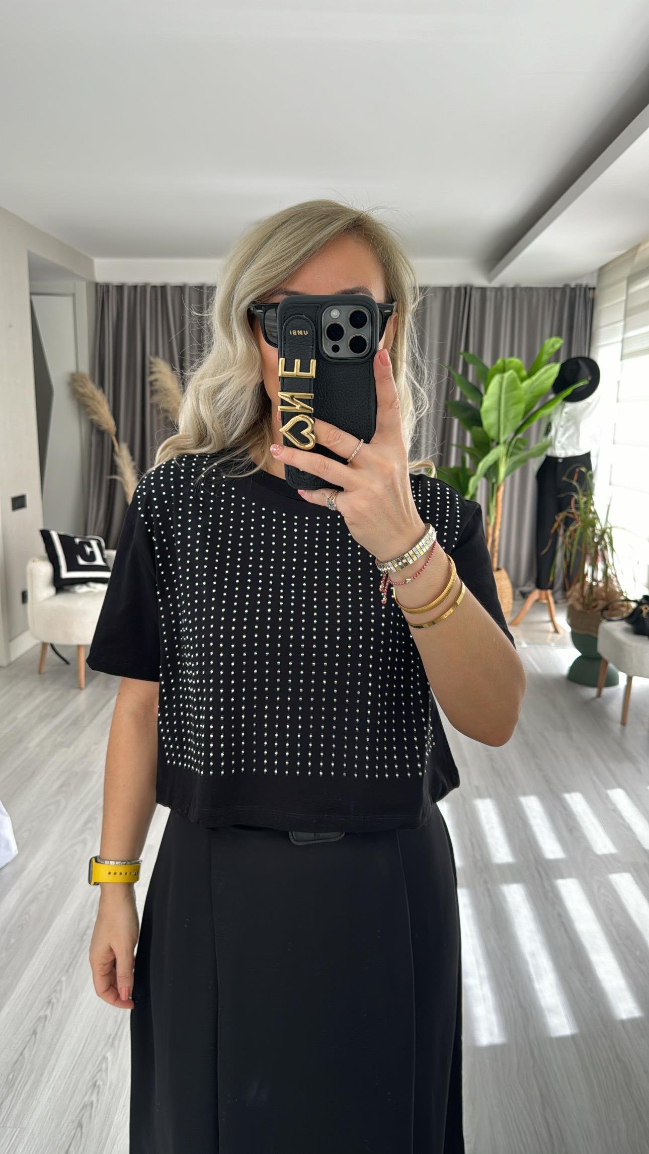 TAŞ BASKILI SİYAH TİŞÖRT