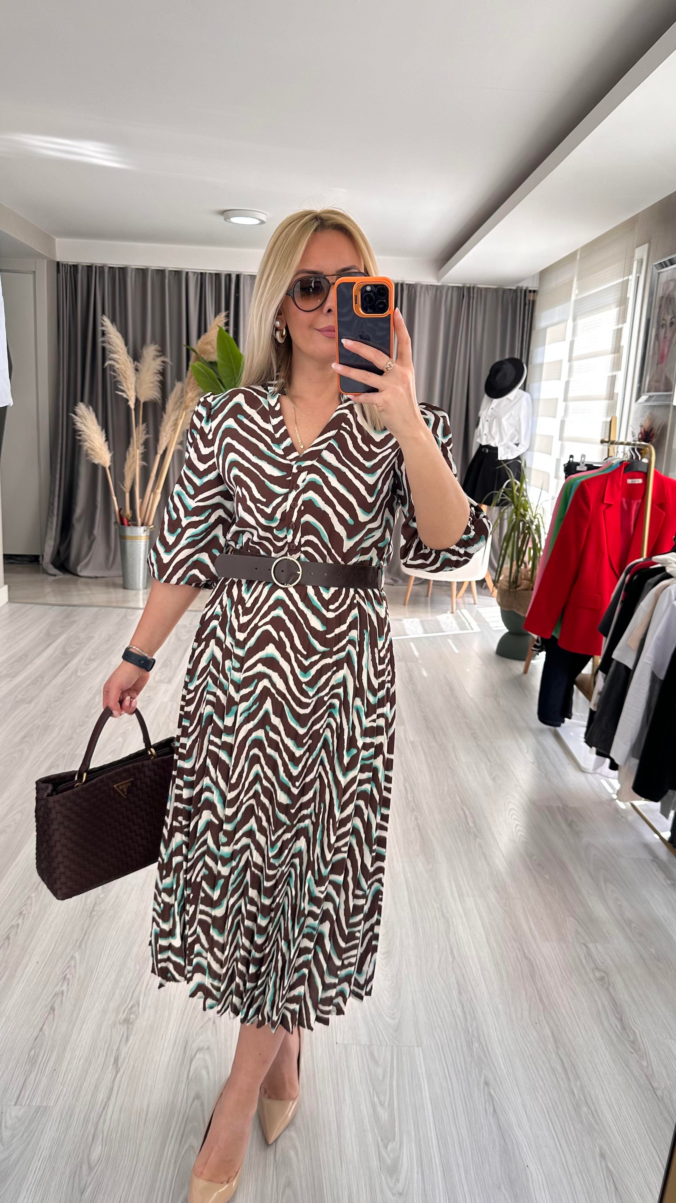 ZEBRA DESENLİ, ETEĞİ PİLİSELİ KEMERLİ KAHVE RENGİ ELBİSE