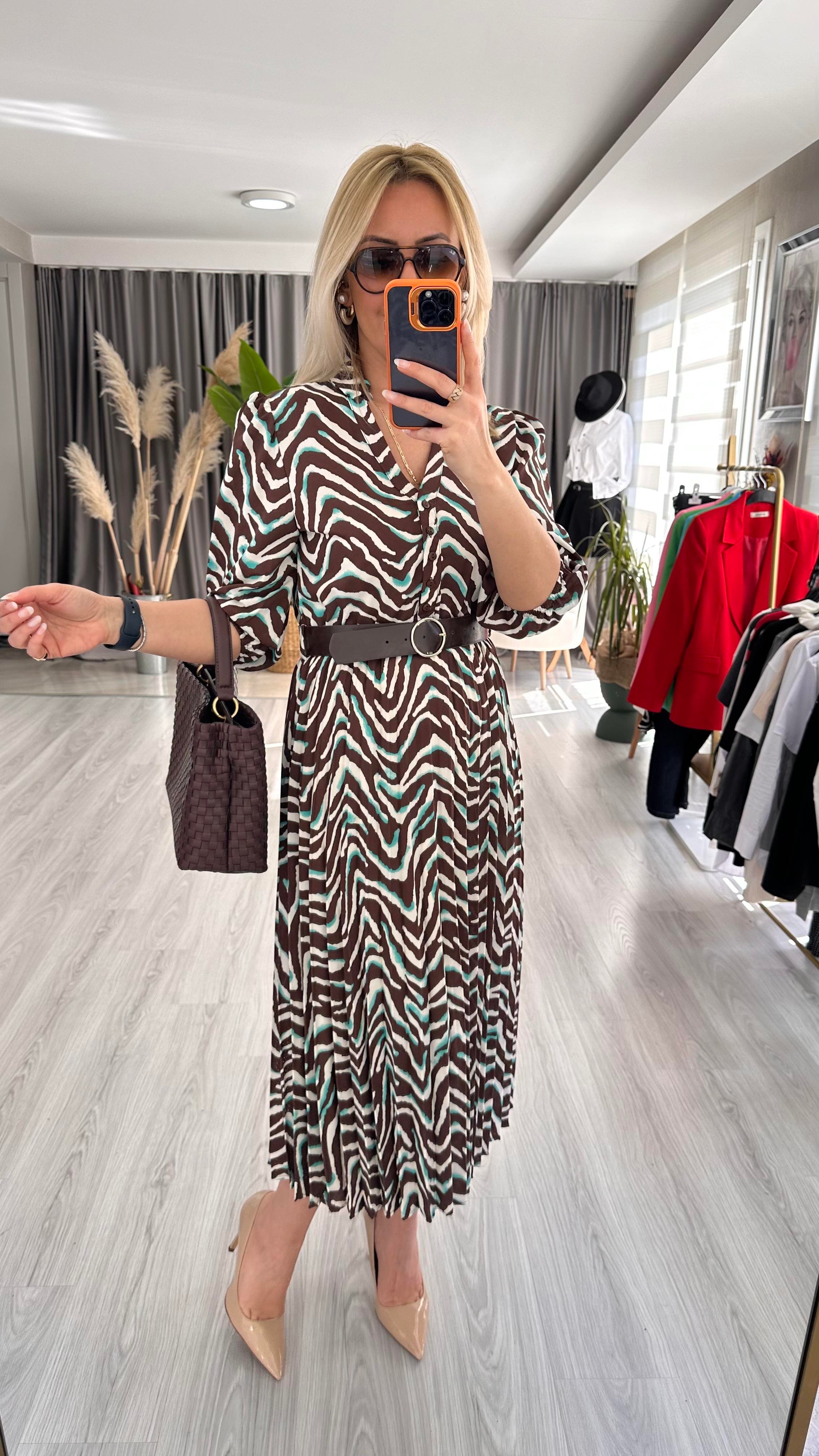 ZEBRA DESENLİ, ETEĞİ PİLİSELİ KEMERLİ KAHVE RENGİ ELBİSE