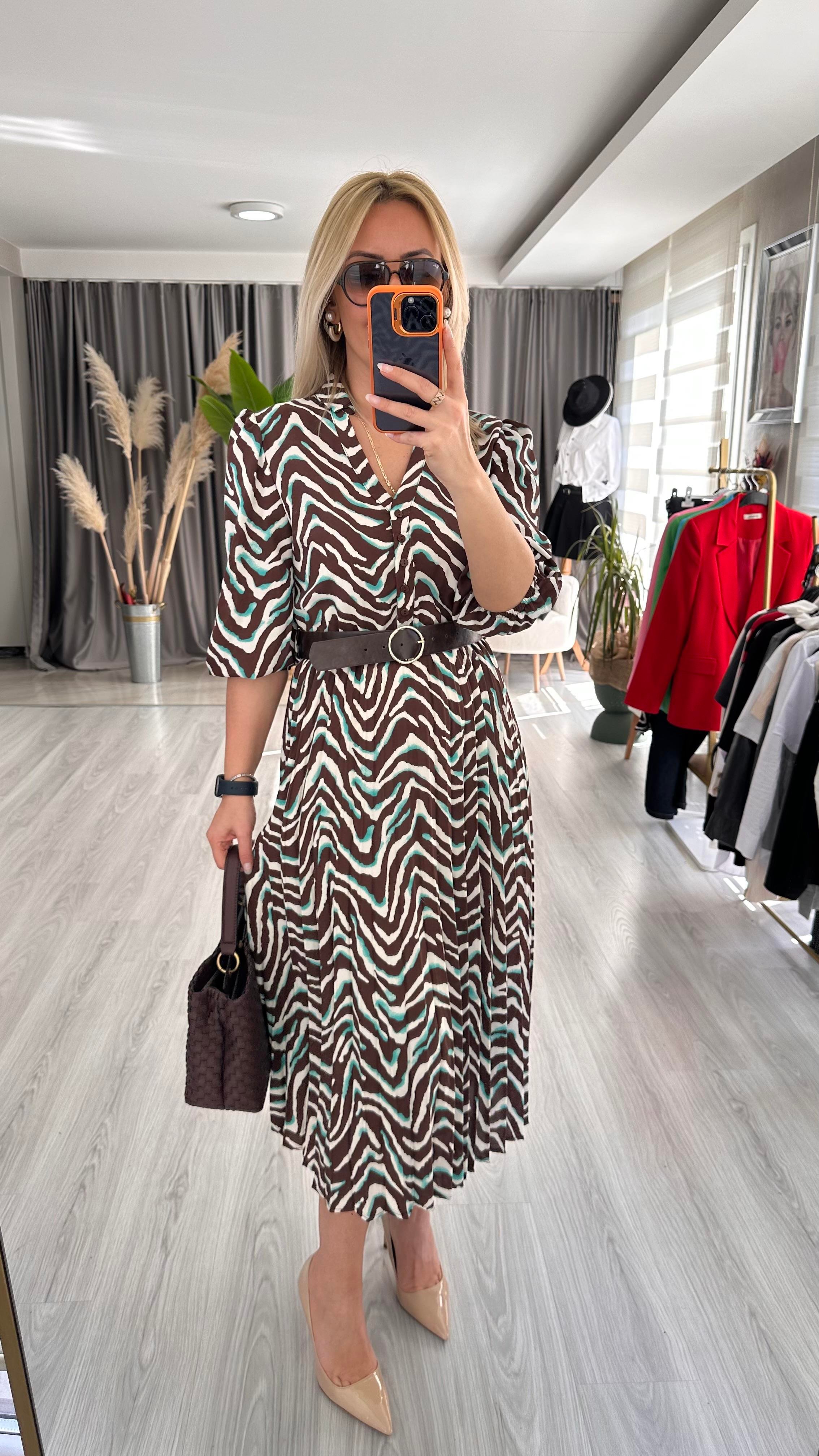 ZEBRA DESENLİ, ETEĞİ PİLİSELİ KEMERLİ KAHVE RENGİ ELBİSE