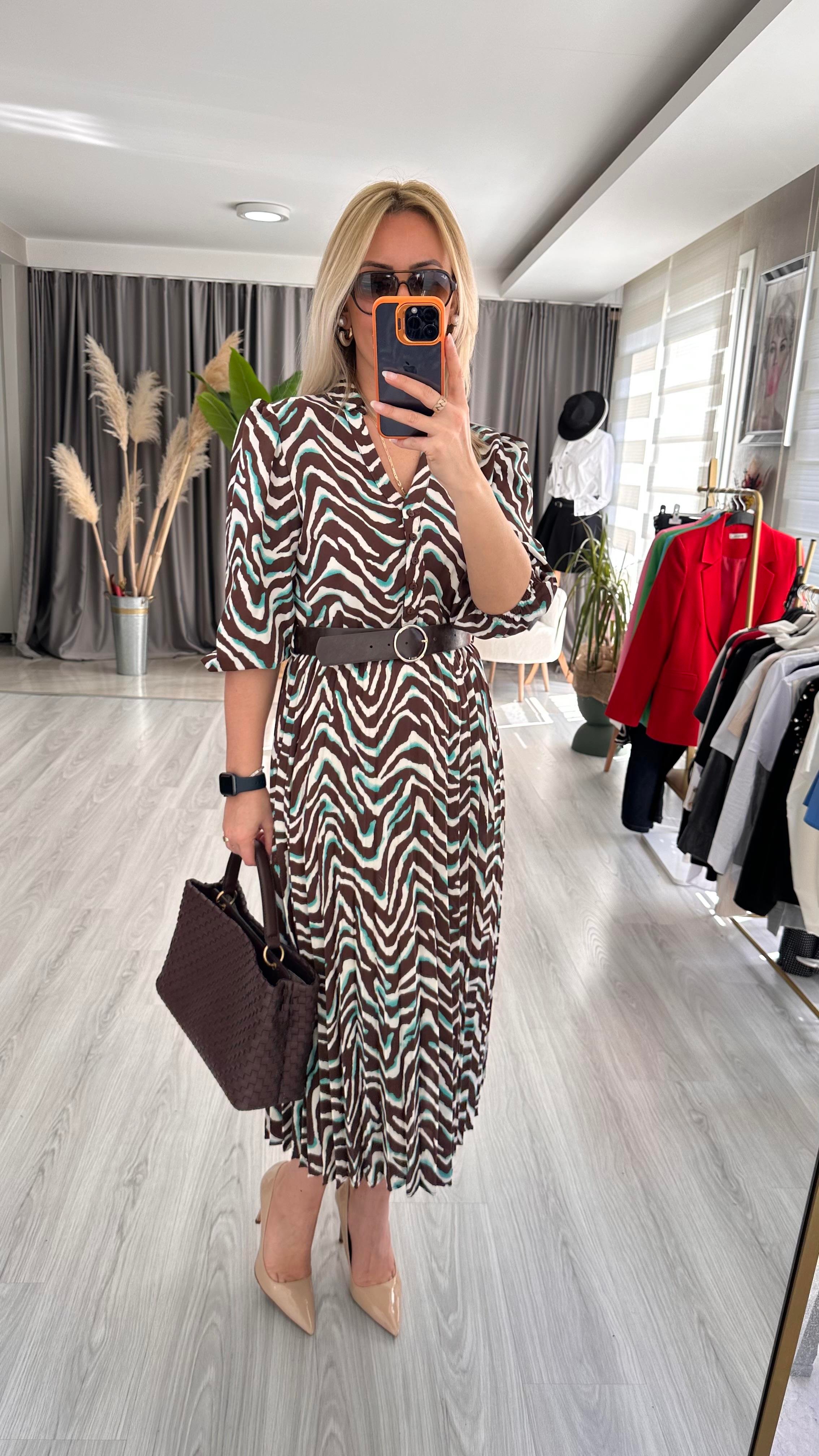 ZEBRA DESENLİ, ETEĞİ PİLİSELİ KEMERLİ KAHVE RENGİ ELBİSE