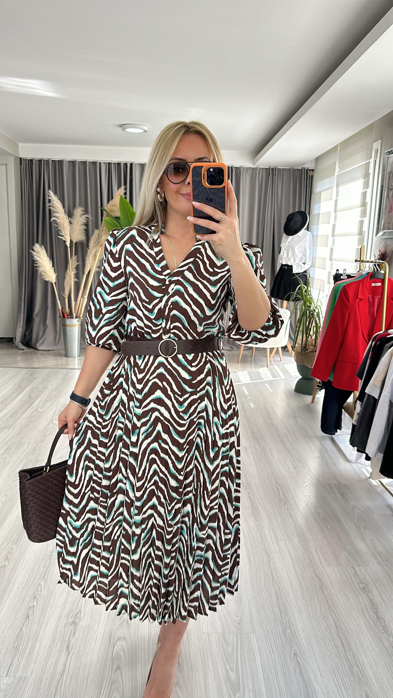 ZEBRA DESENLİ, ETEĞİ PİLİSELİ KEMERLİ KAHVE RENGİ ELBİSE