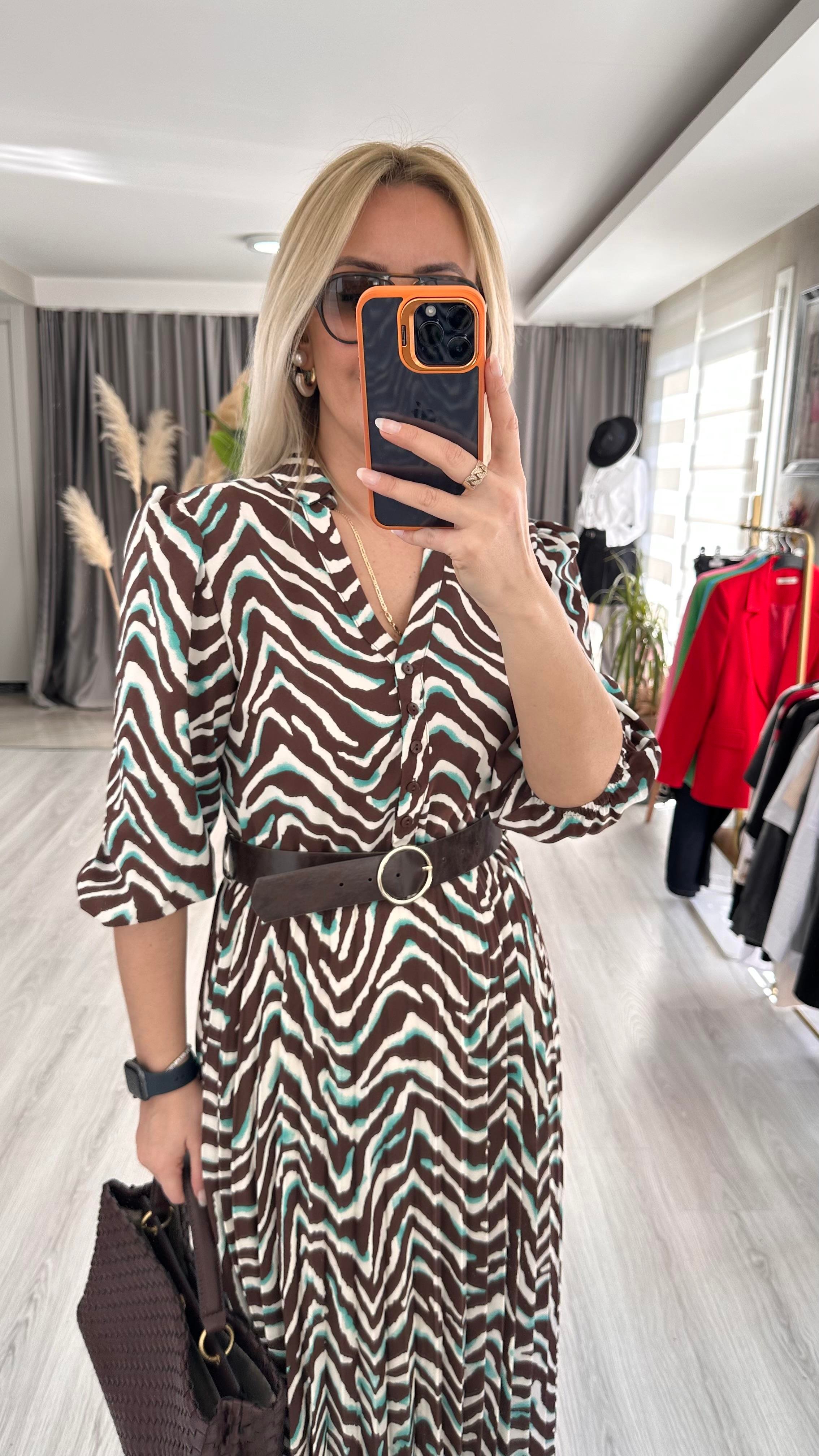 ZEBRA DESENLİ, ETEĞİ PİLİSELİ KEMERLİ KAHVE RENGİ ELBİSE