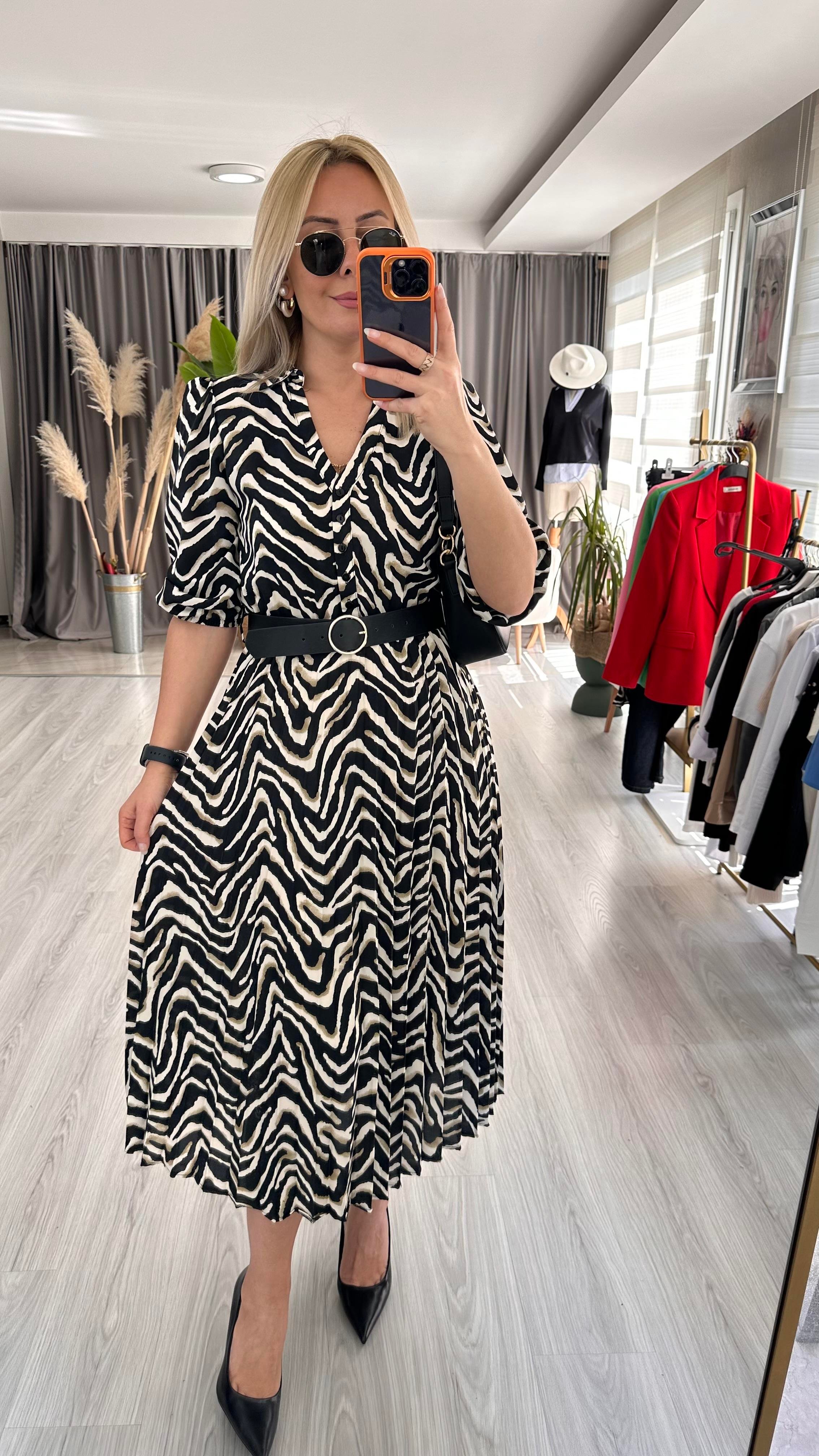ZEBRA DESENLİ, ETEĞİ PİLİSELİ KEMERLİ SİYAH ELBİSE