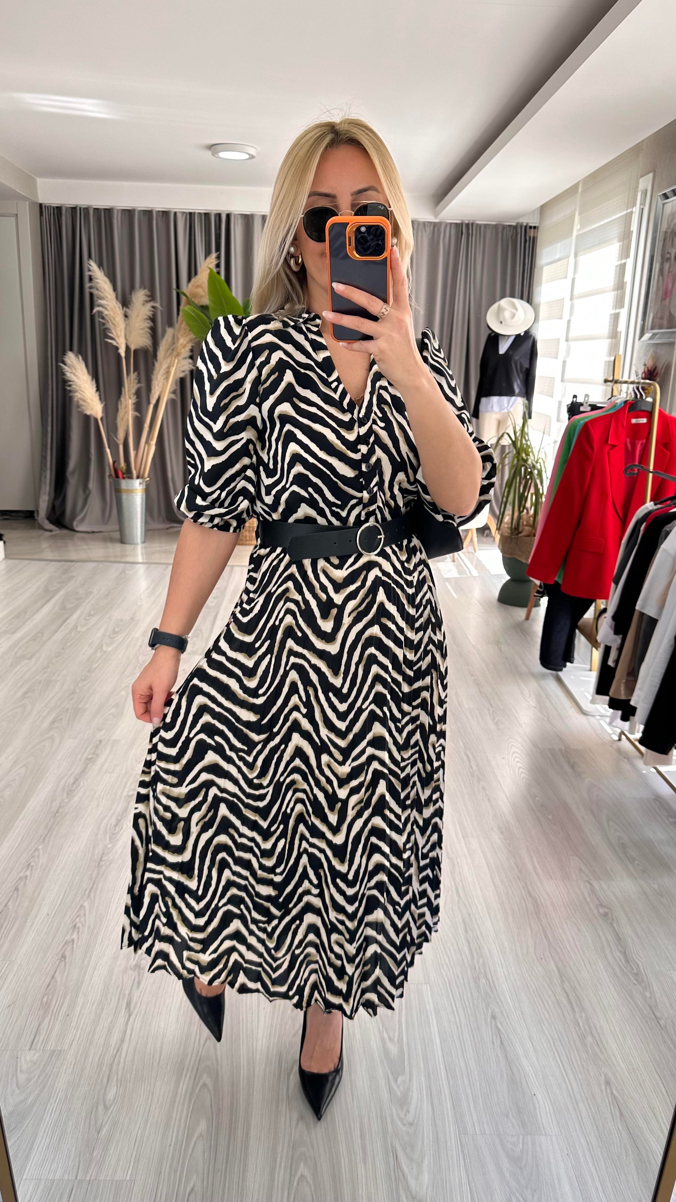 ZEBRA DESENLİ, ETEĞİ PİLİSELİ KEMERLİ SİYAH ELBİSE