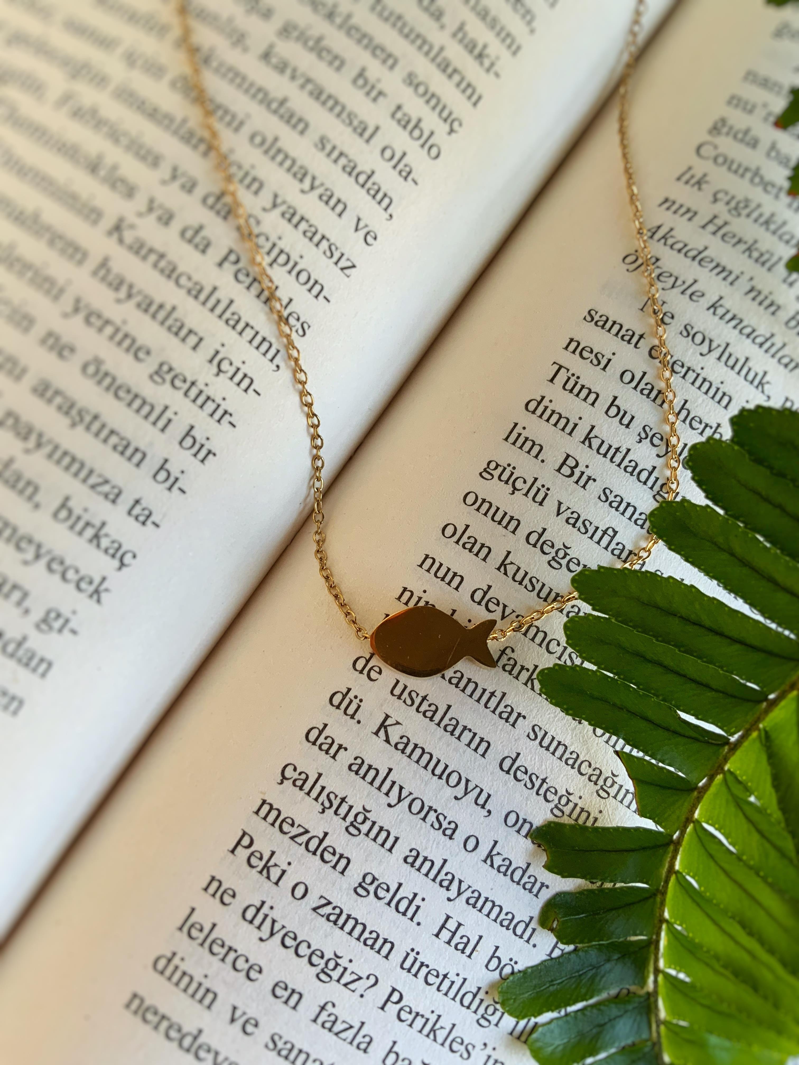 Mineli Çelik Balık Kolye