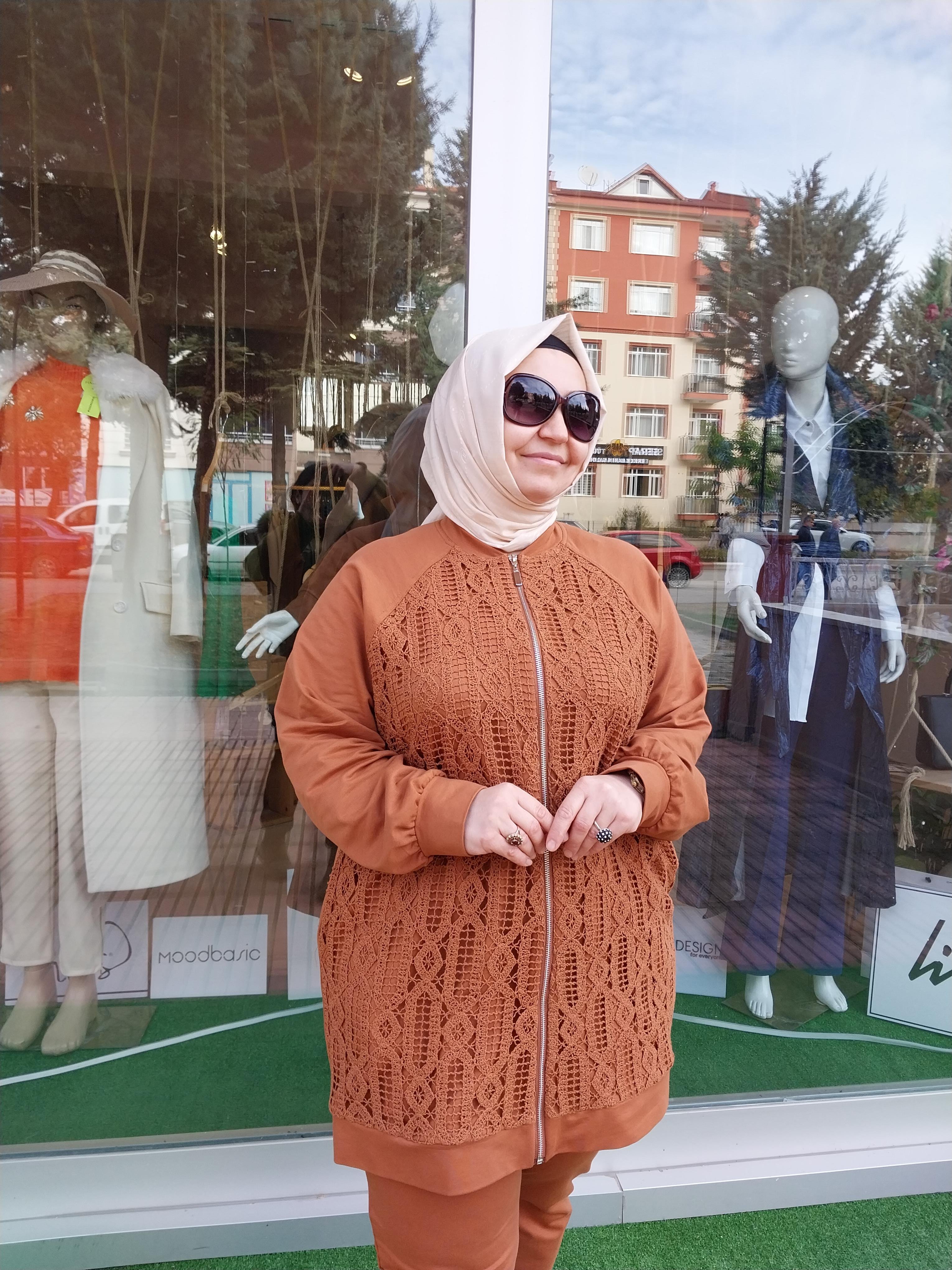 NURCAN ÇETİN ÖNÜ FERMUAR DANTEL DETAYLI PANTOLONLU TAKIM TARÇIN 24202