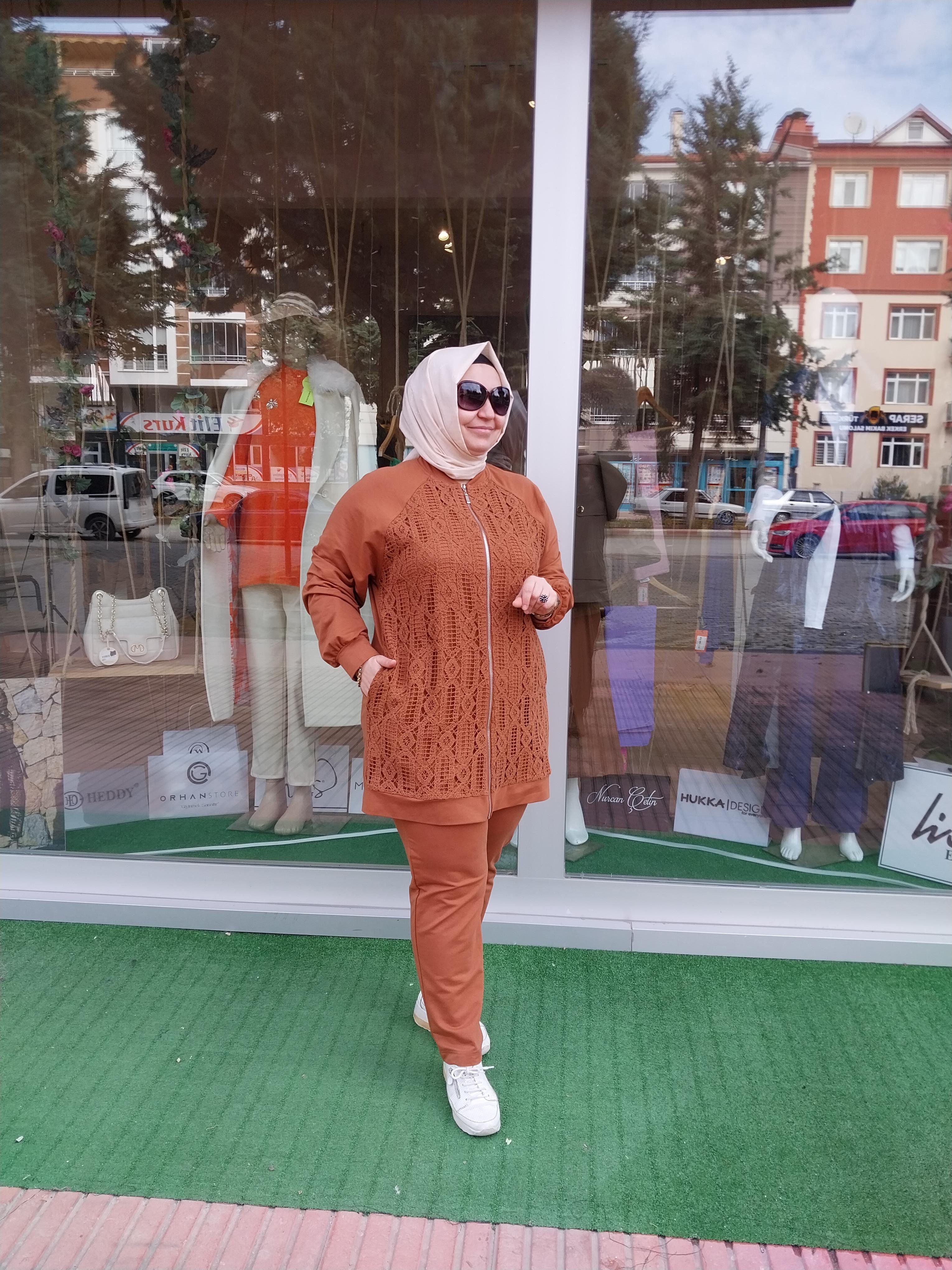 NURCAN ÇETİN ÖNÜ FERMUAR DANTEL DETAYLI PANTOLONLU TAKIM TARÇIN 24202