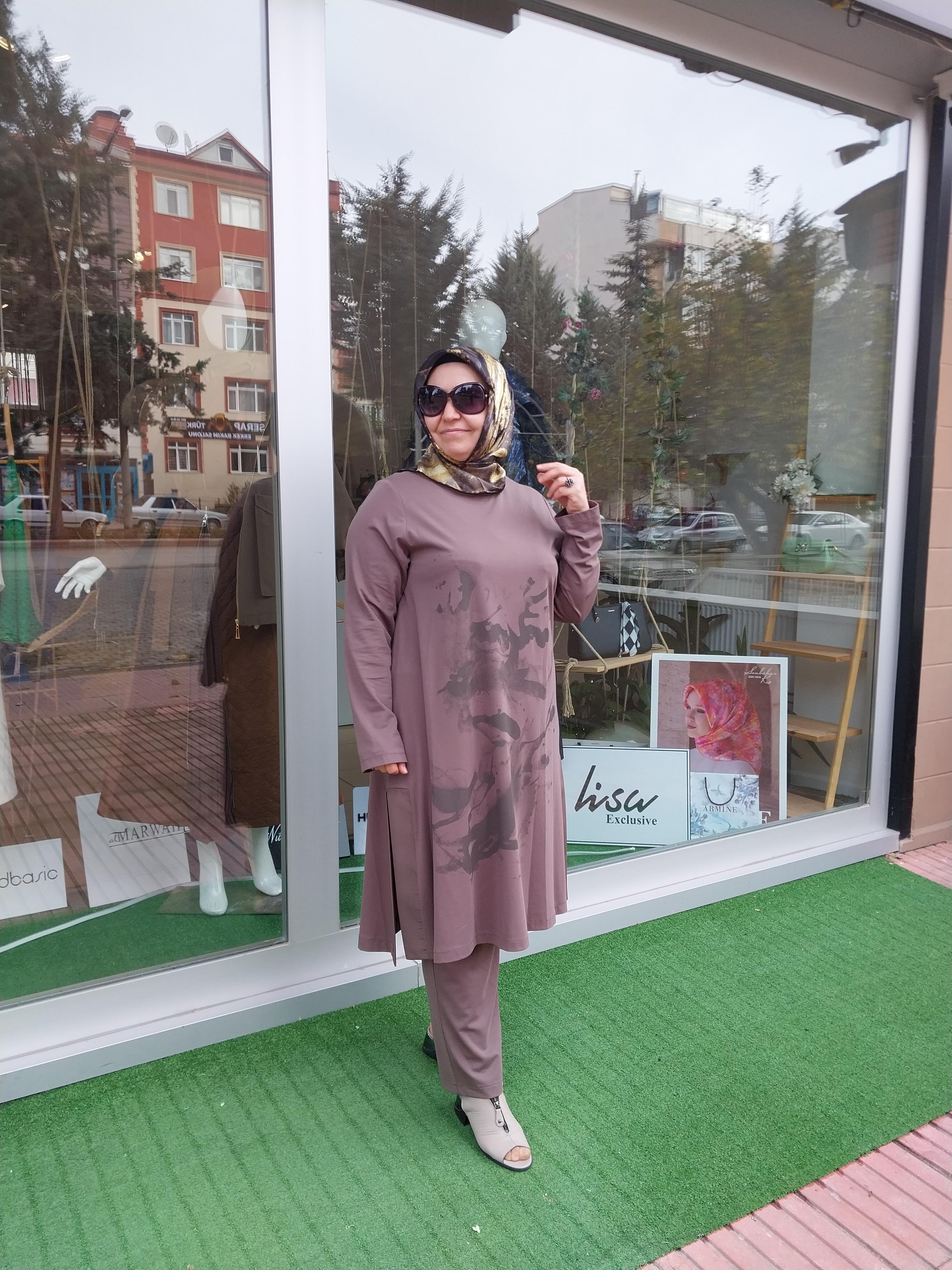 NURCAN ÇETİN DESENLİ UZUN TUNİK PANTOLONLU TAKIM VİZON 24222