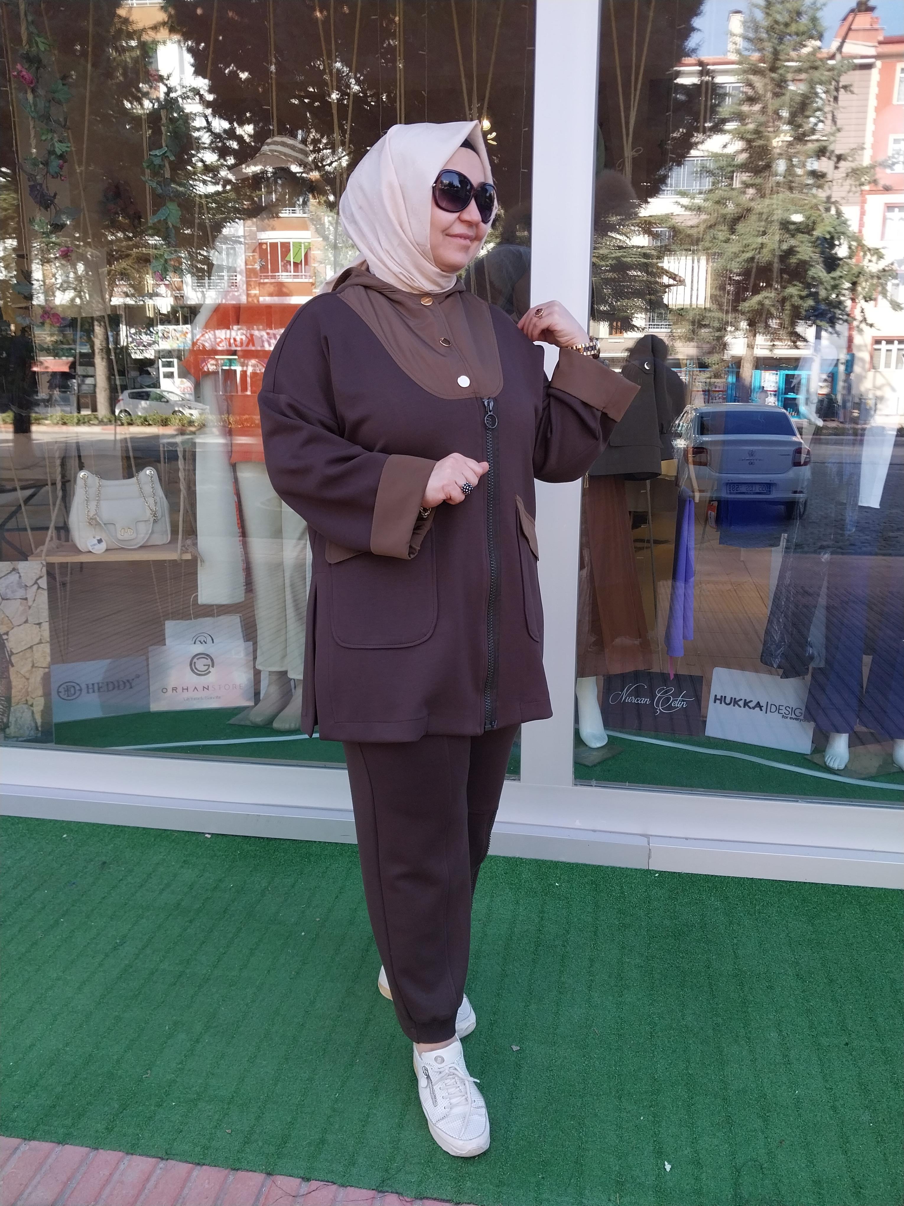 GHİSA YARIM DÜĞME FERMUAR DETAYLI PANTOLONLU TAKIM KAHVERENGİ 2624