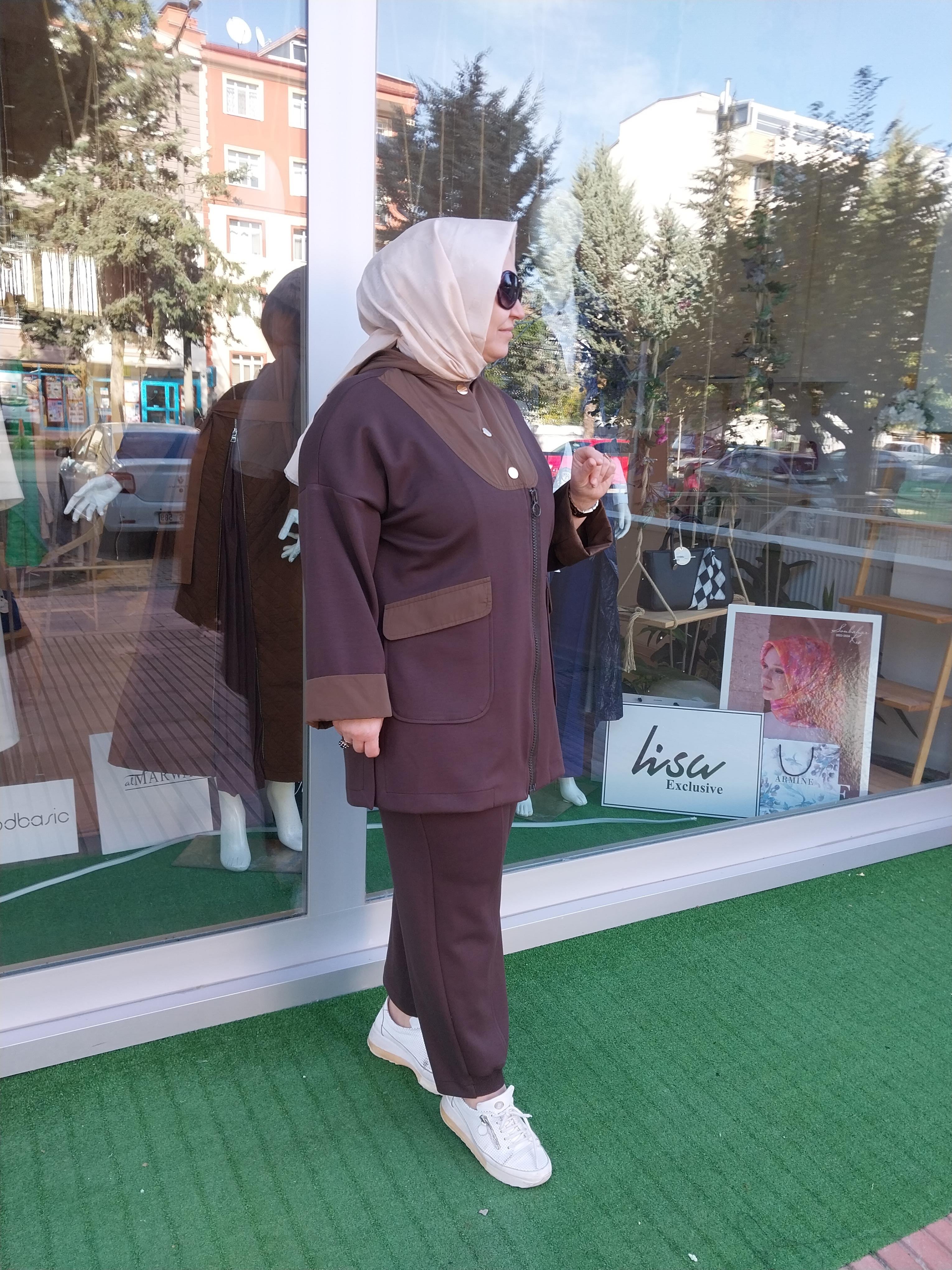 GHİSA YARIM DÜĞME FERMUAR DETAYLI PANTOLONLU TAKIM KAHVERENGİ 2624