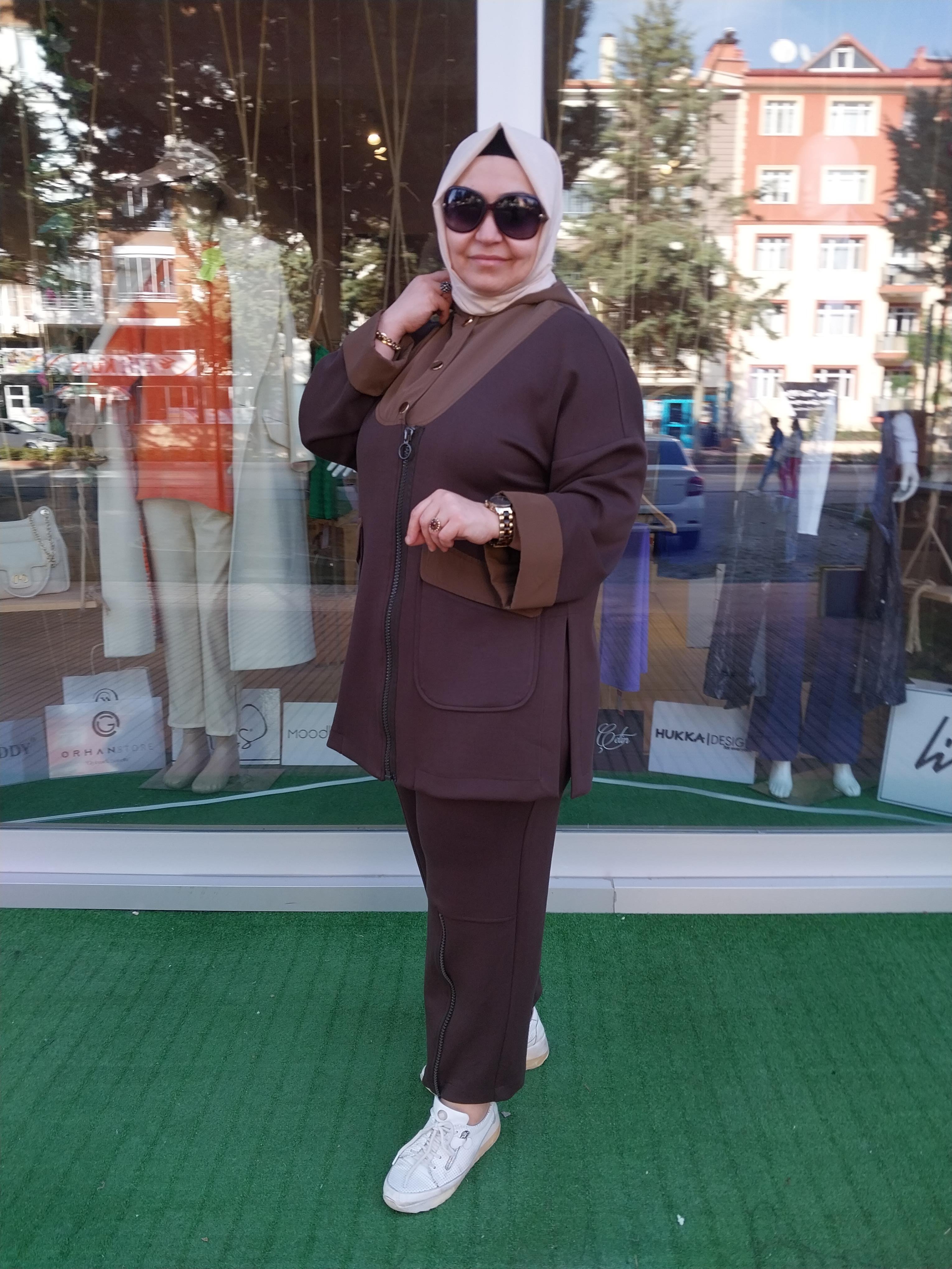 GHİSA YARIM DÜĞME FERMUAR DETAYLI PANTOLONLU TAKIM KAHVERENGİ 2624