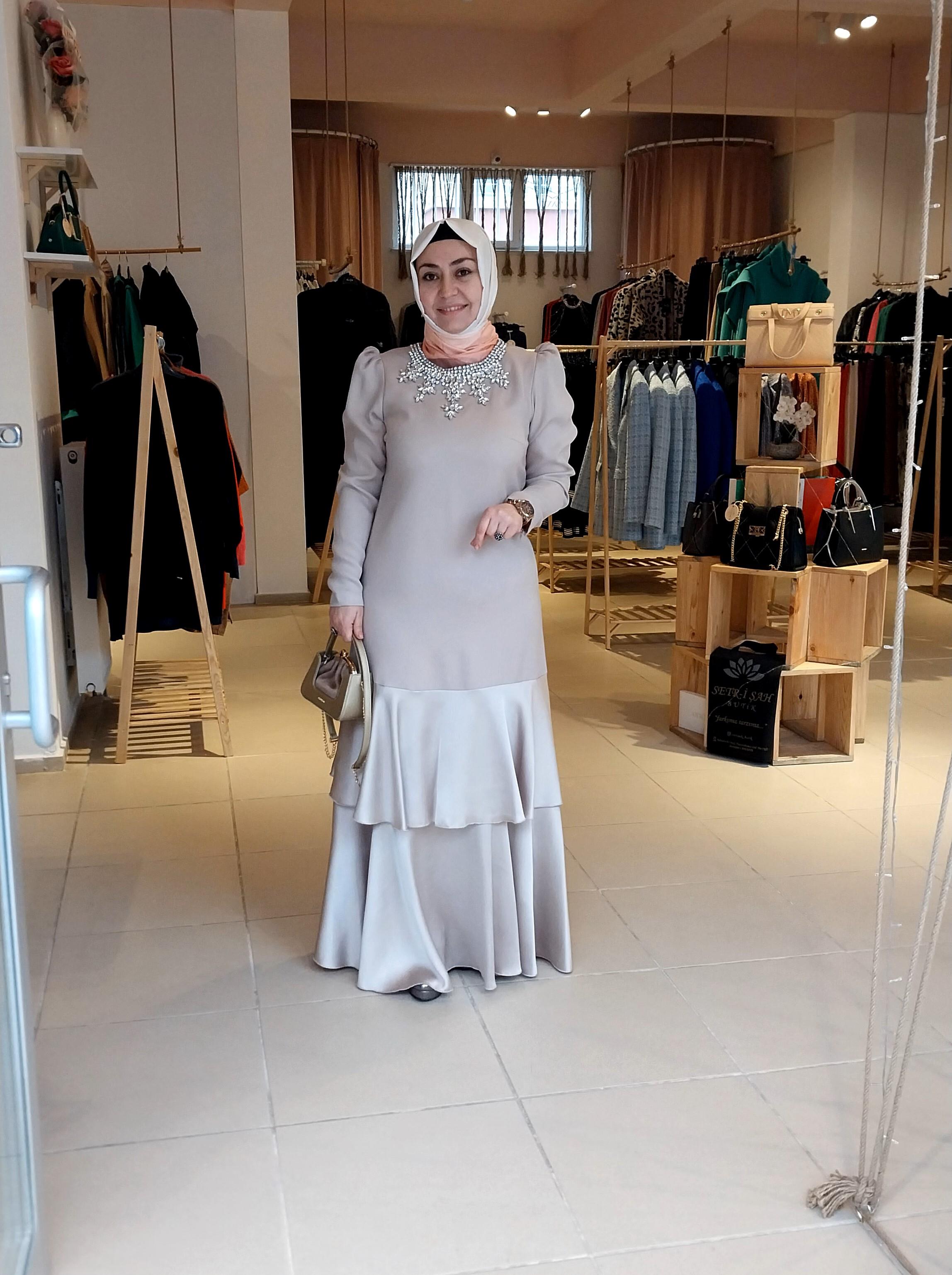 HEDDY YAKASI TAŞ ETEĞİ SATEN DETAYLI ABİYE ELBİSE BEJ 1052