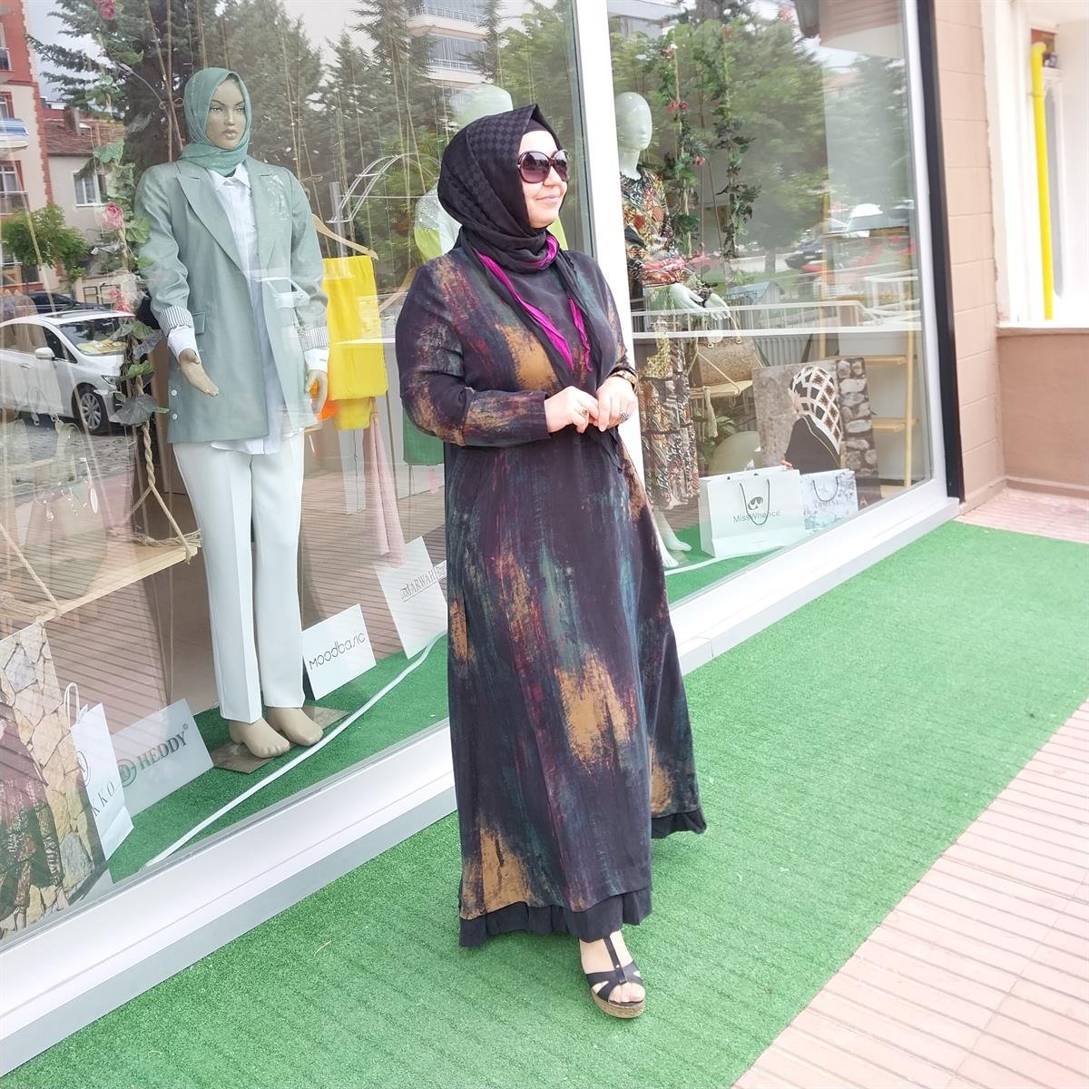 MİSSWHENCE FULAR DETAYLI İPEK ELBİSE DESENLİ SİYAH 33815