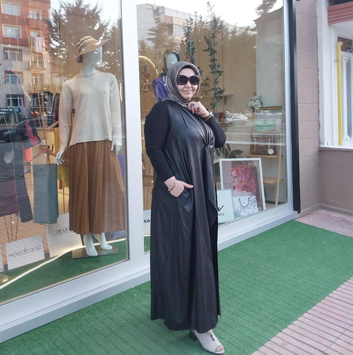 NURCAN ÇETİN DERİ GÖRÜNÜMLÜ YELEK SİYAH 24241