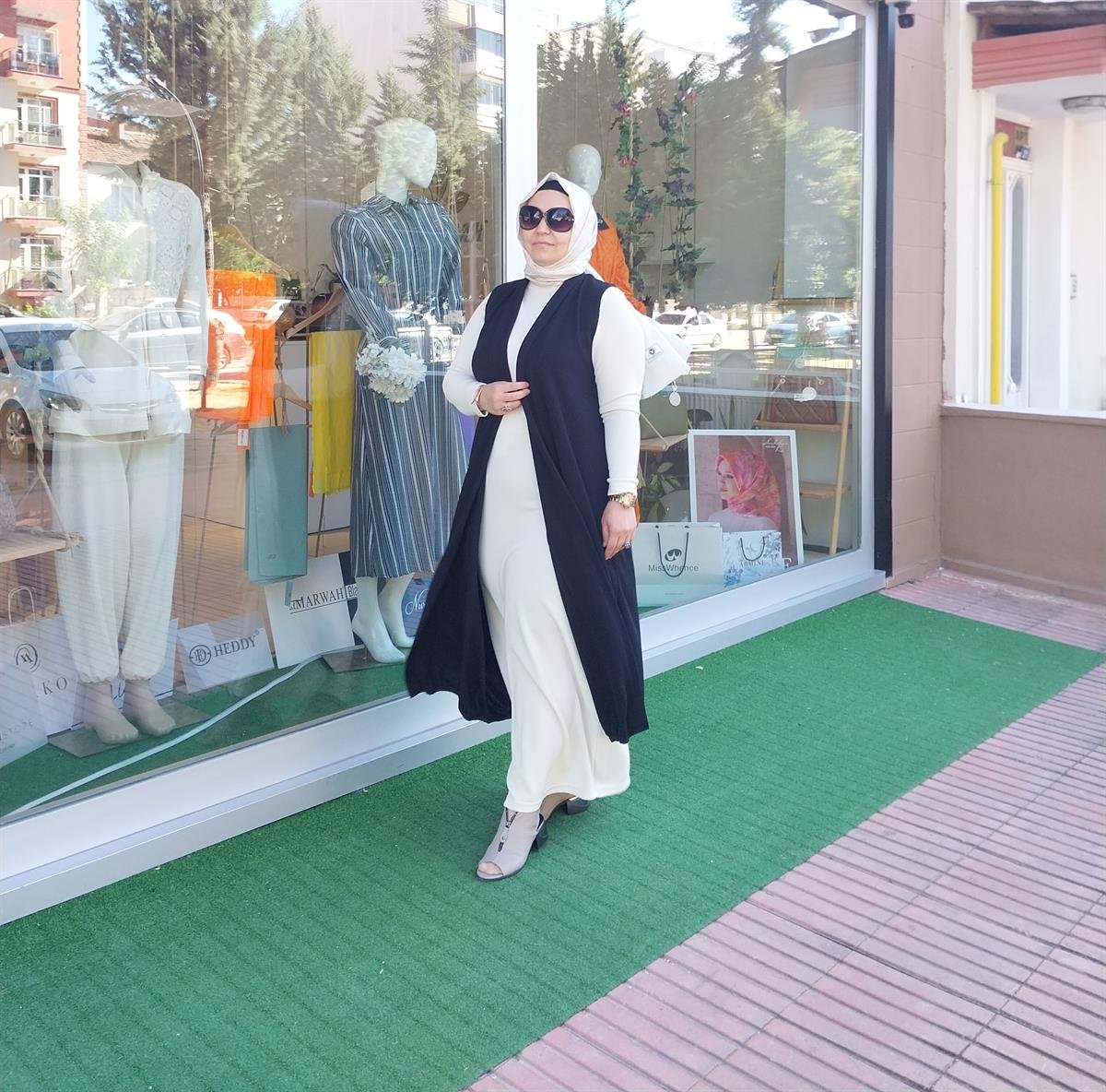 NURCAN ÇETİN FİTİLLİ TRİKO KOLSUZ YELEK SİYAH 24237