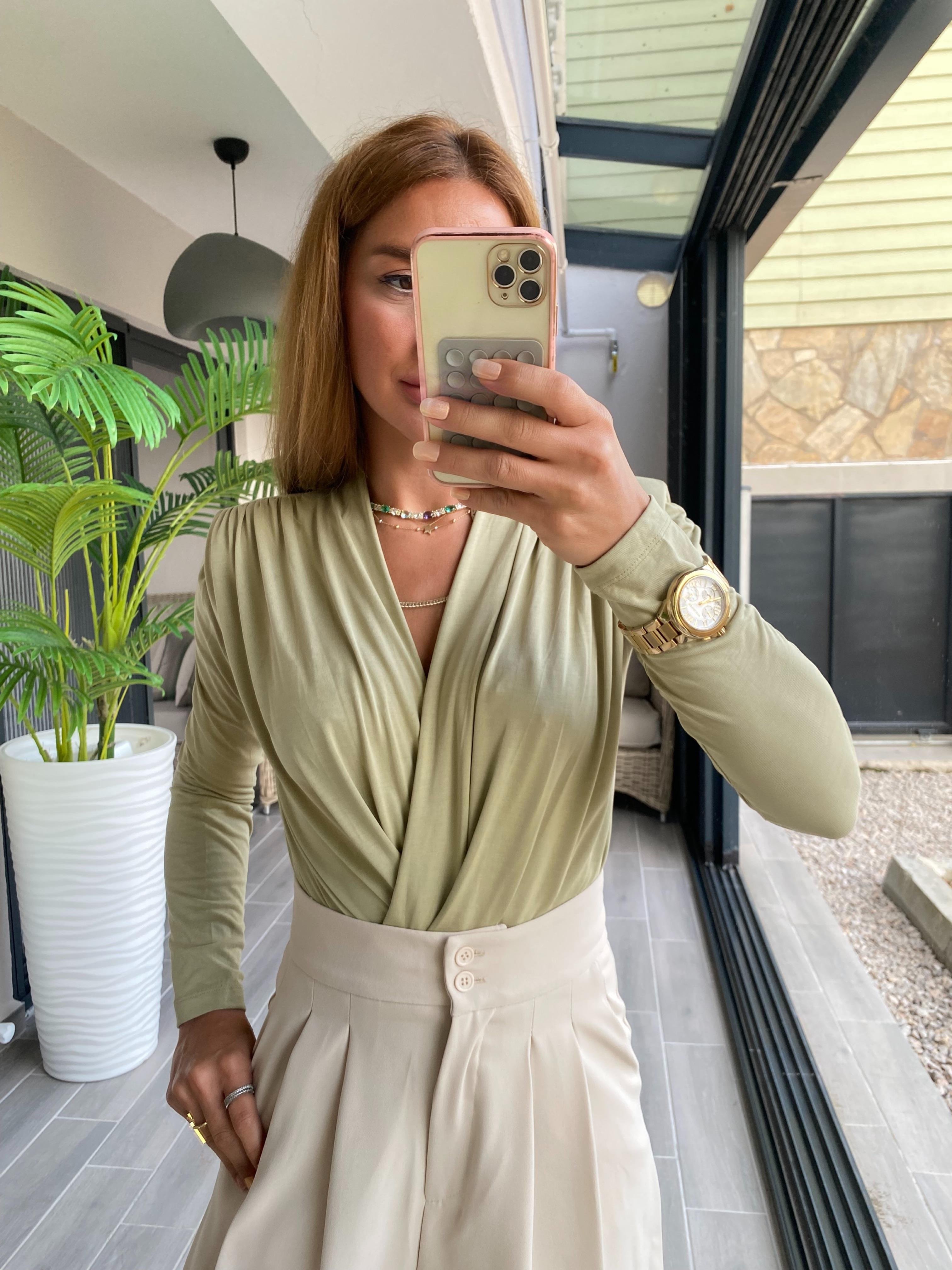 YENİ SEZONHaki Modal Vatkalı Kruvaze Yaka Çıt Çıt Detaylı Bodysuit Bluz