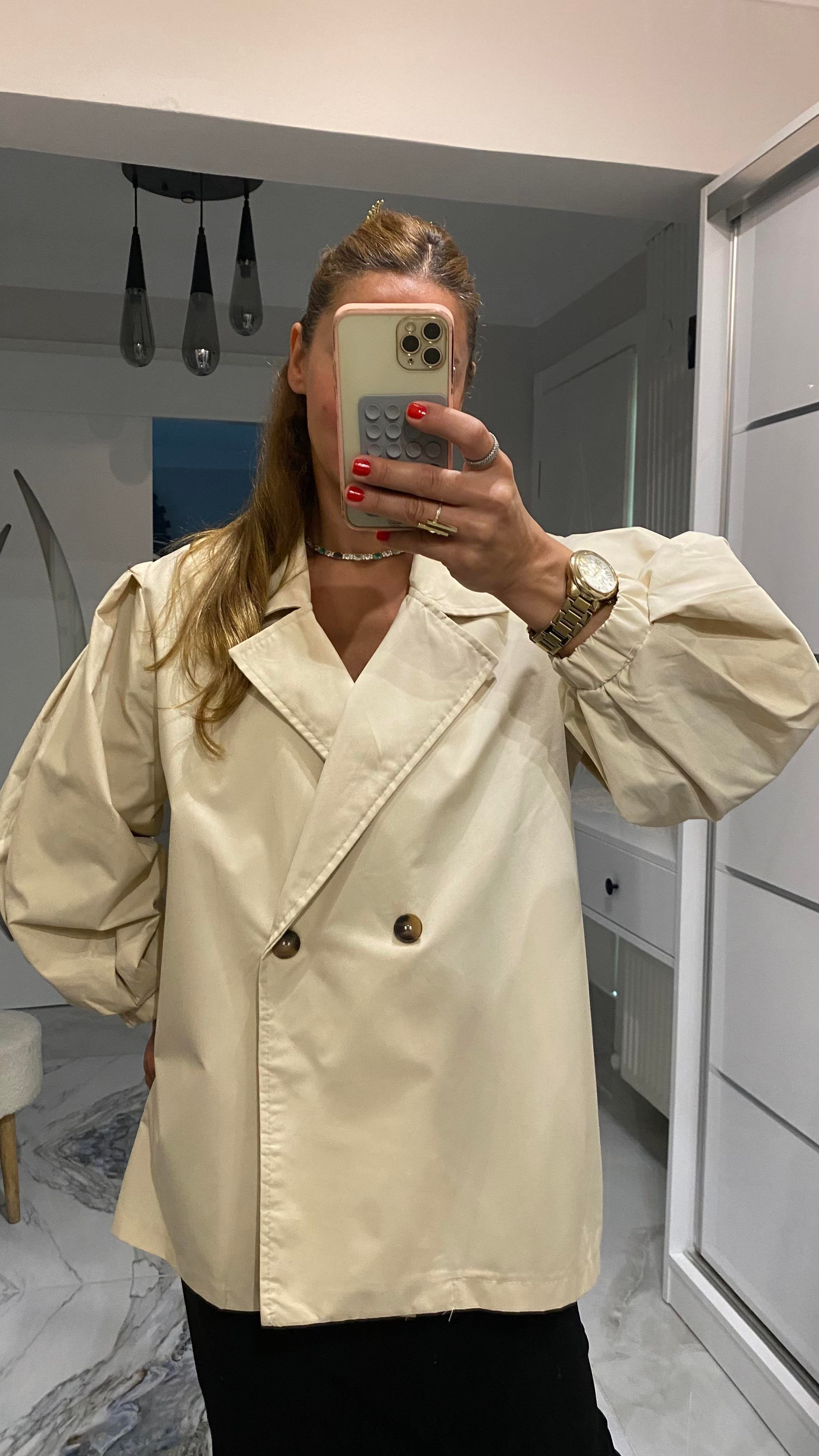 YENİ SEZONKrem Düğmeli Kol Lastikli Yağmurluk Mont