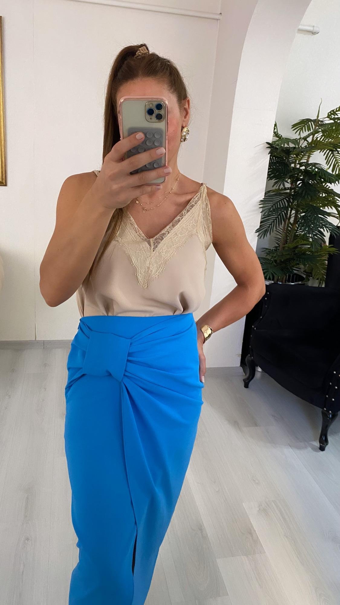 YENİ SEZONMavi Ön Büzgü Detay Yırtmaçlı Saten Midi Boy Etek 