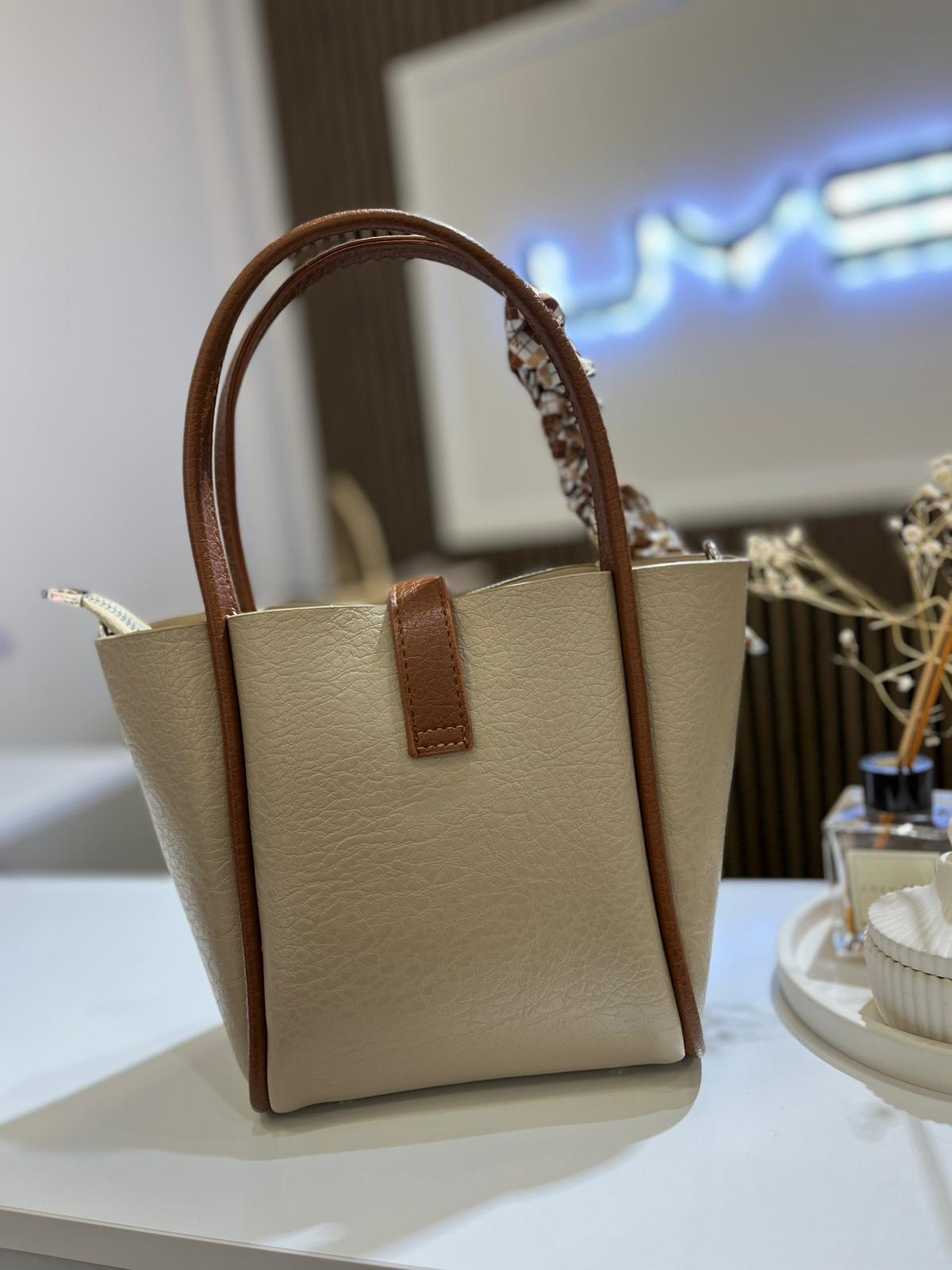 Nas Kadın Fularlı El ve Omuz Çantası Kum-Taba Victoria 1424El ÇantasıNas Çanta3906Nas ÇantaNas Kadın Fularlı El ve Omuz Çantası Kum-Taba Victoria 1424