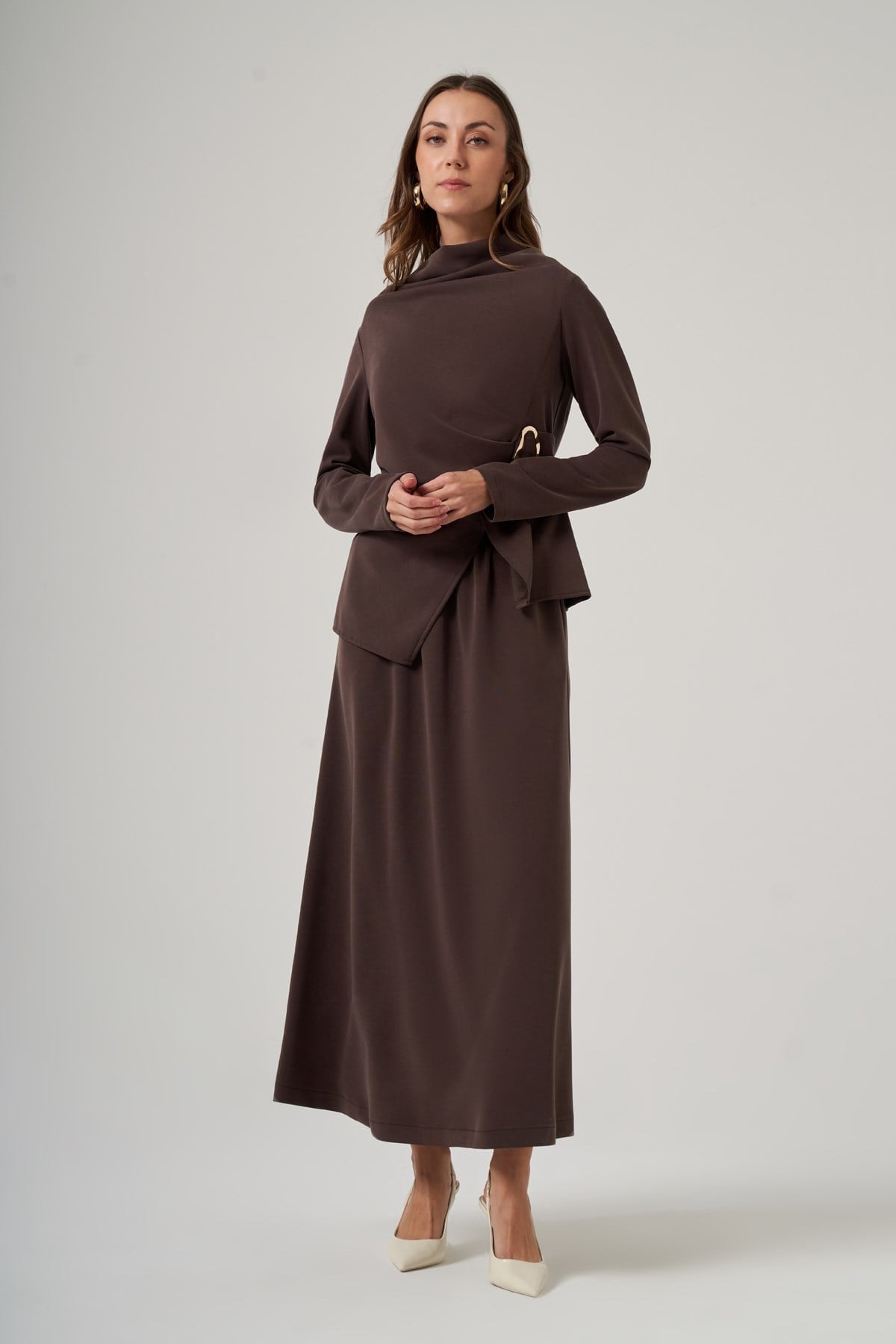 Nuss 1080 Gold Toka Detaylı Drapeli Balıkçı Yaka Etekli Takım KahveEtekli TakımNuss3925NussNuss 1080 Gold Toka Detaylı Drapeli Balıkçı Yaka Etekli Takım Kahve