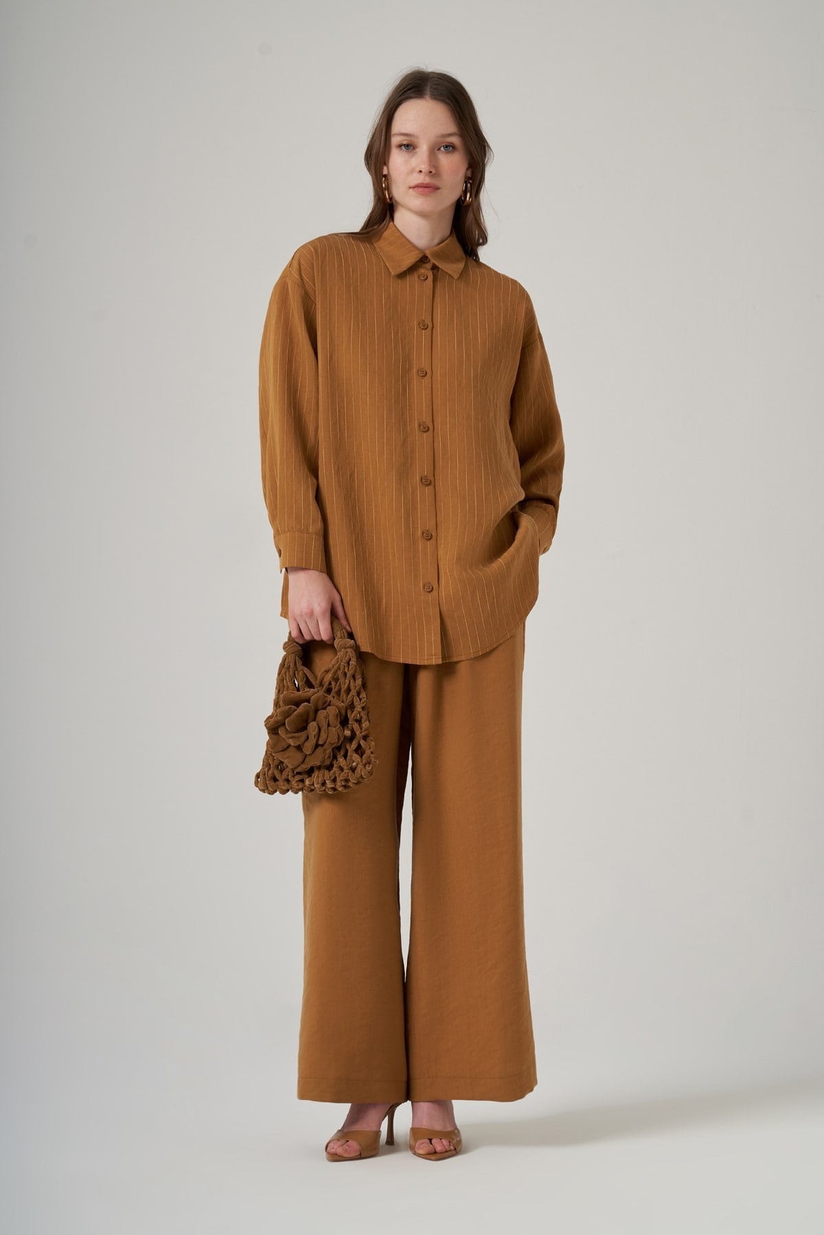 Nuss 1081 Kendinden Çİzgili Pantolonlu Takım KehribarPantolonlu TakımNuss3926NussNuss 1081 Kendinden Çİzgili Pantolonlu Takım Kehribar