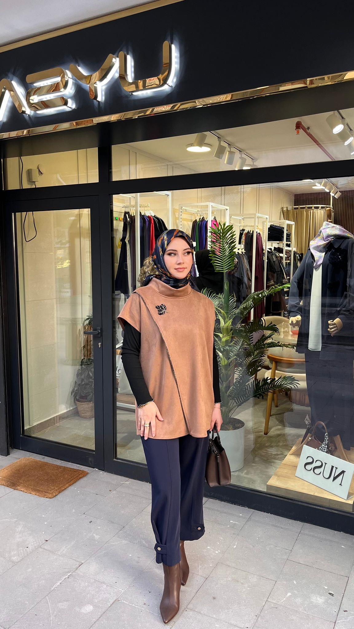 Qmash 02911 Süet Süveter Camel – Yaprak İşleme Detaylı Dik YakaYelekQmashUYT0003757QmashQmash 02911 Süet Süveter Camel – Yaprak İşleme Detaylı Dik Yaka