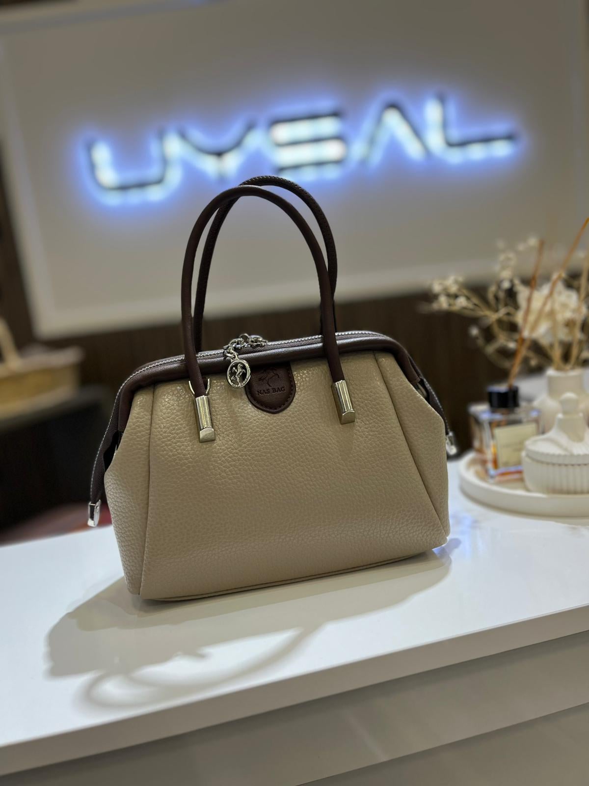 Nas Vintage Kadın Midi Boy El ve Çapraz Çanta Krem Kahve Lopez 1420El ÇantasıNas Çanta3912Nas ÇantaNas Vintage Kadın Midi Boy El ve Çapraz Çanta Krem Kahve Lopez 1420