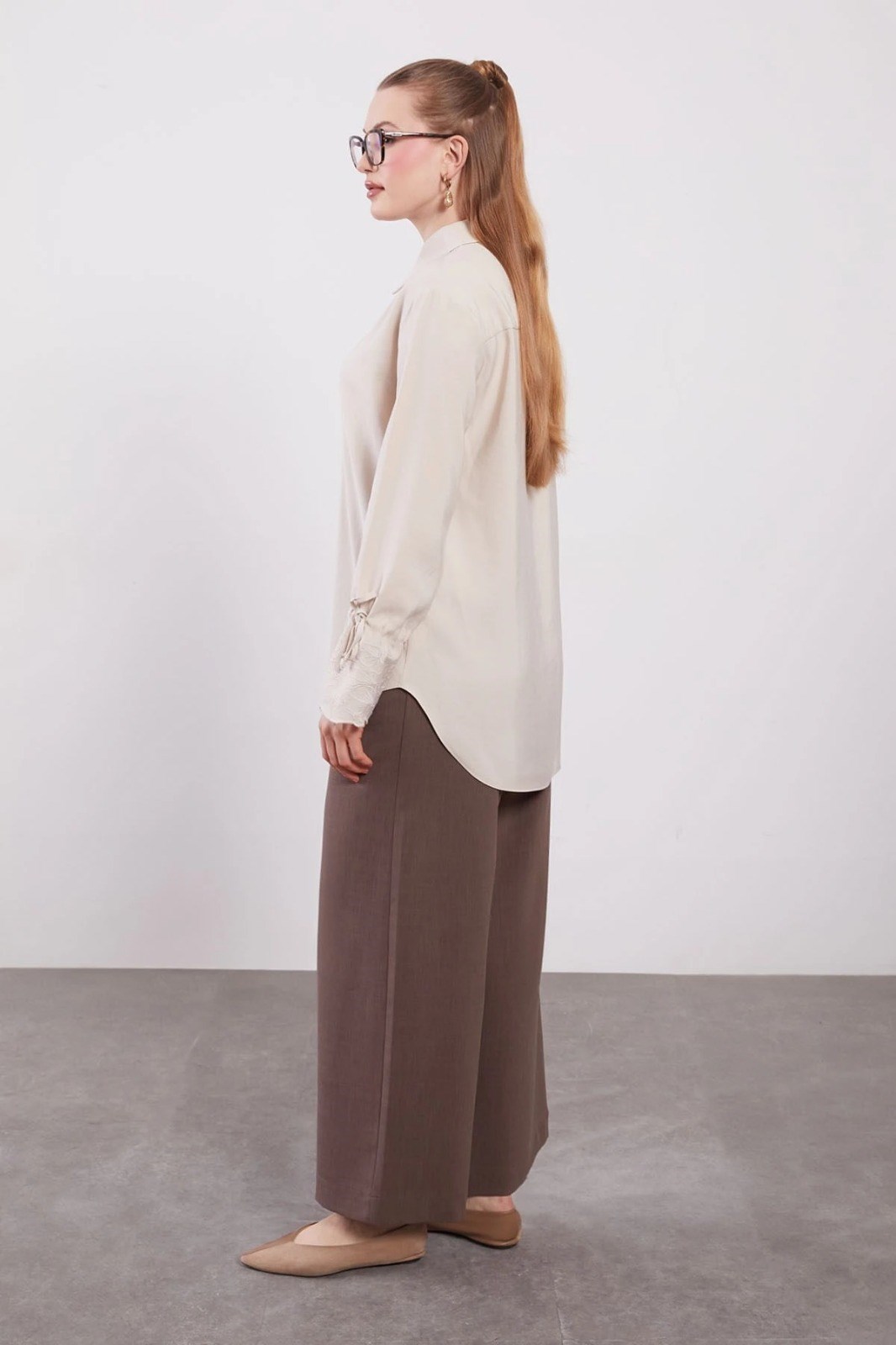 Levidor Bej Kol Dantel ve Bağcık Detaylı Gömlek 230946GömlekLevidor3956LevidorLevidor Bej Kol Dantel ve Bağcık Detaylı Gömlek 230946