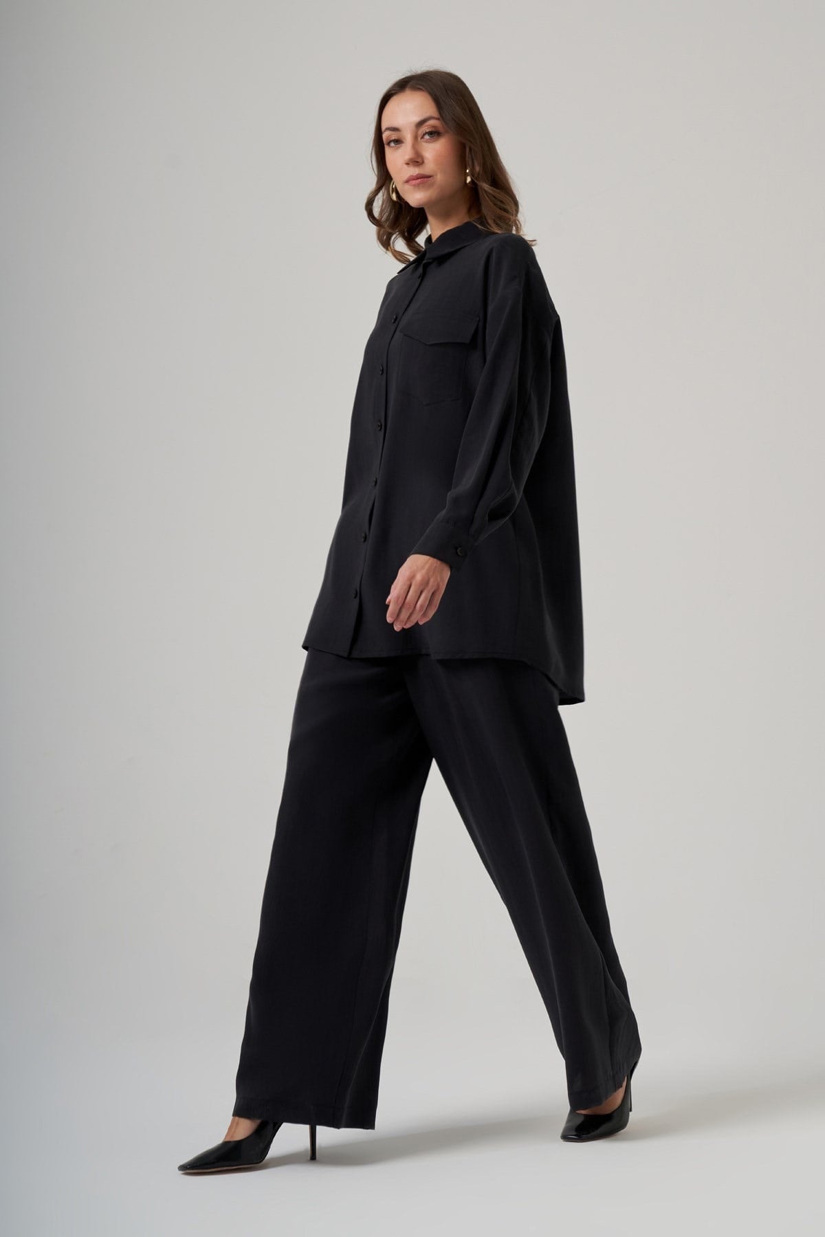 Nuss 1063 Tek Cep Kapak Detaylı Tencel Kumaş Gömlek Yaka Pantolonlu Takım SiyahPantolonlu TakımNuss3921NussNuss 1063 Tek Cep Kapak Detaylı Tencel Kumaş Gömlek Yaka Pantolonlu Takım Siyah