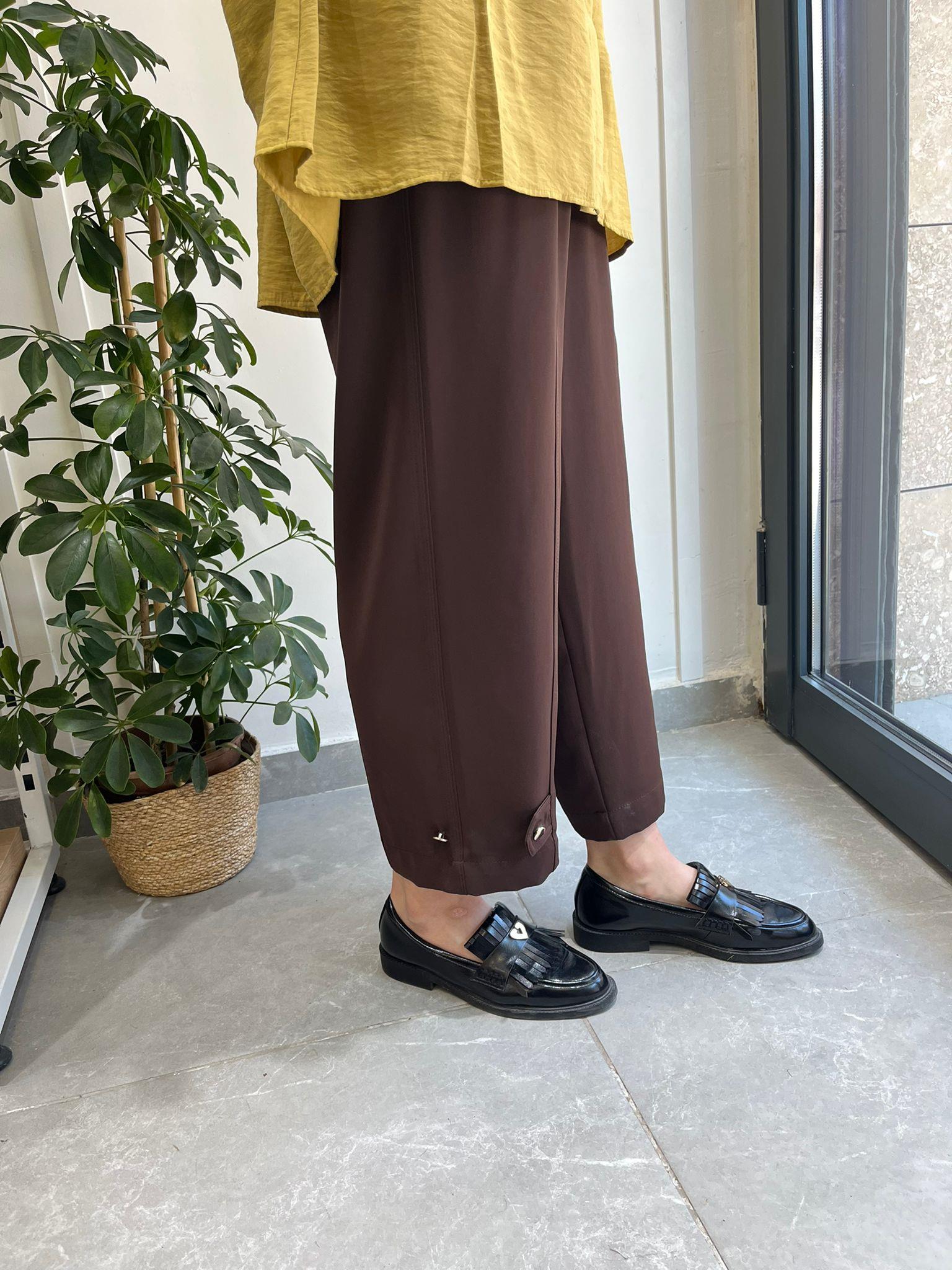 Yusuf Özdemir Beli Lastikli Paraşüt Detaylı Pantolon Siyah 1547PantolonYusuf ÖzdemirUYT0003652Yusuf ÖzdemirYusuf Özdemir Beli Lastikli Paraşüt Detaylı Pantolon kahve 1547